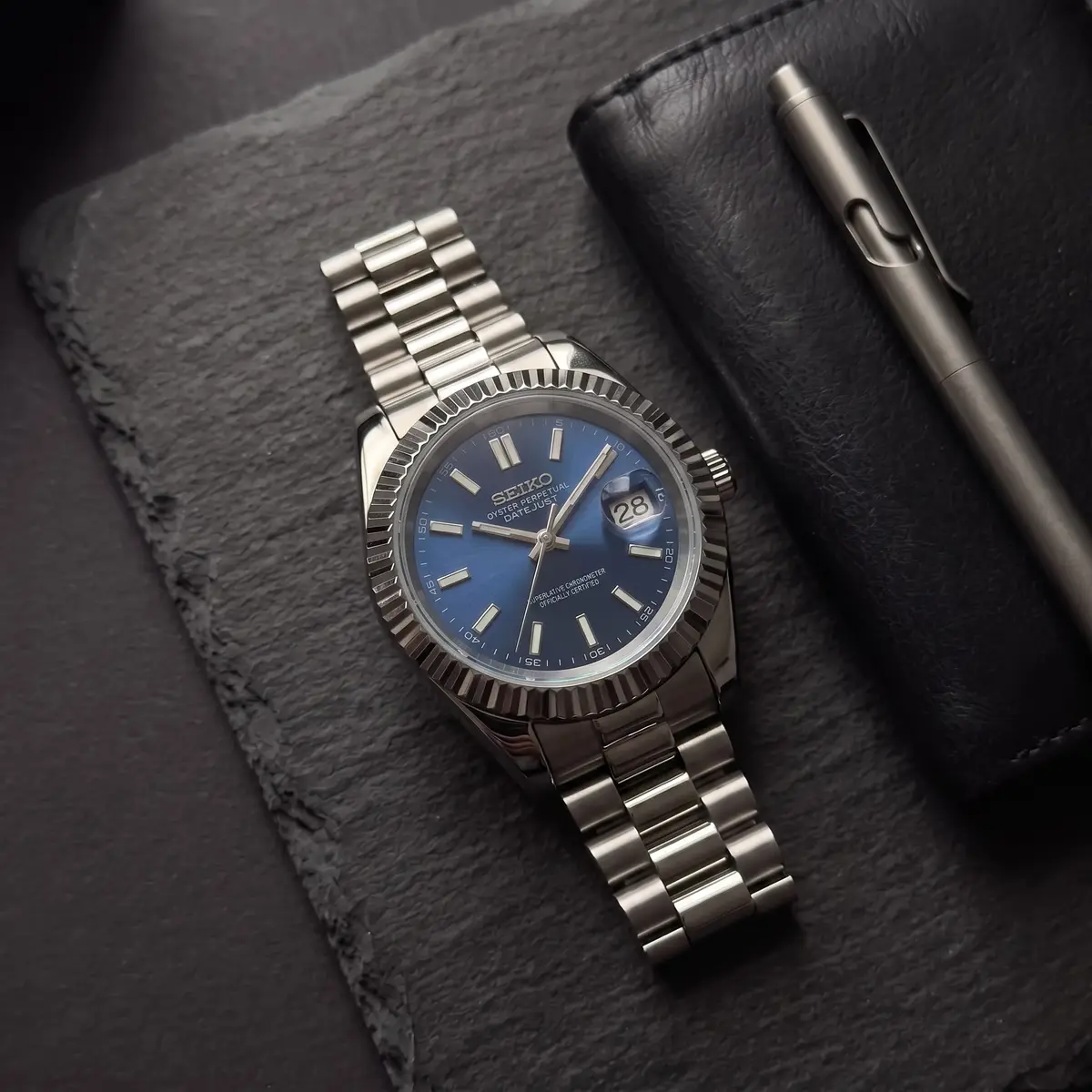 Seiko Mod Uhr CLASSIC MOD - DUNKELBLAU – Flatlay auf Schiefer – MedoMods
