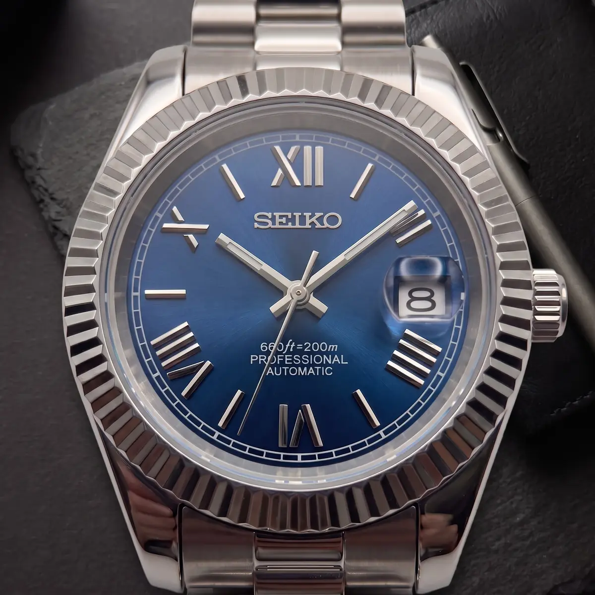 Seiko Mod Uhr CLASSIC MOD - DUNKELBLAU ROMANISCH โ Flatlay auf Schiefer โ MedoMods