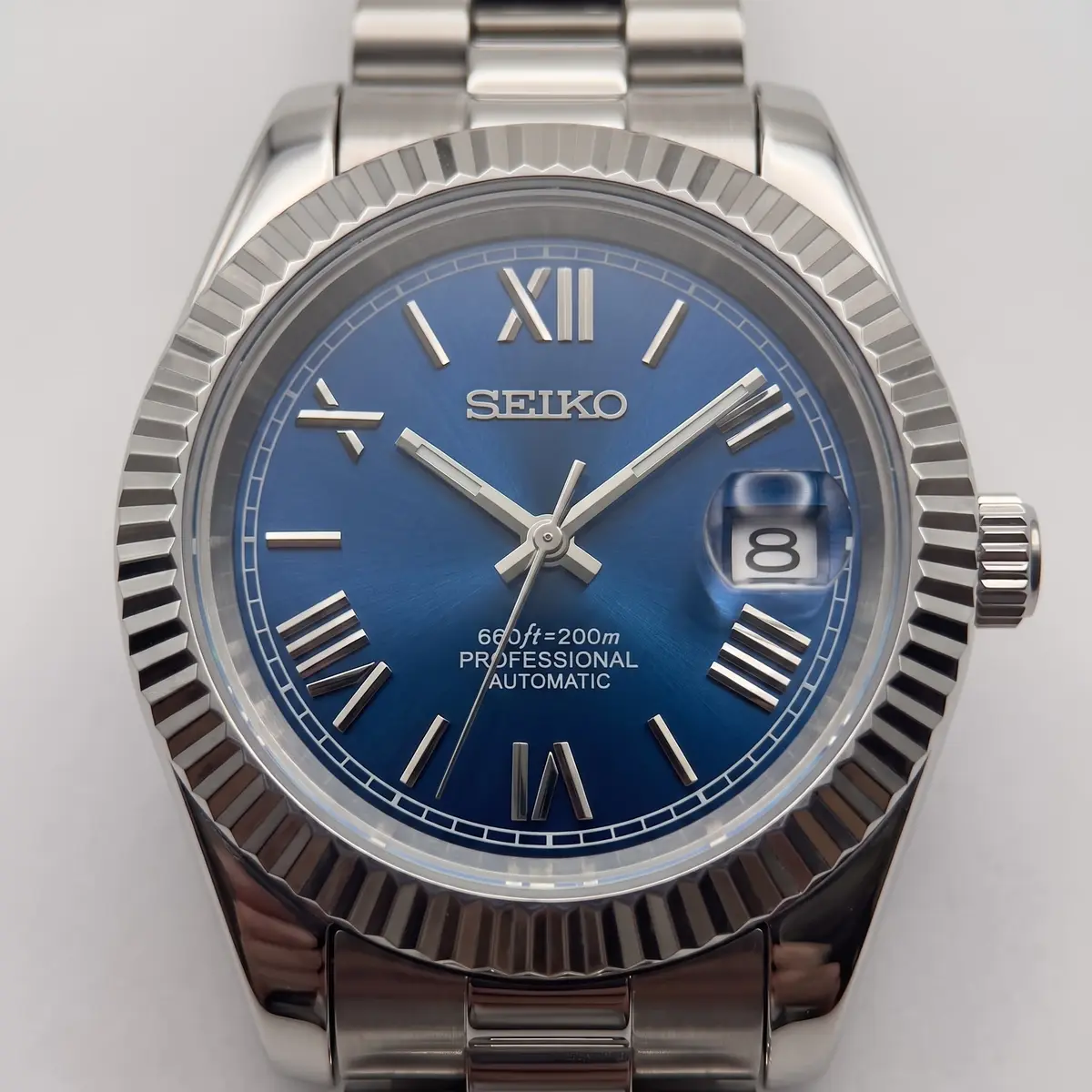 Seiko Mod Uhr CLASSIC MOD - DUNKELBLAU ROMANISCH โ Zifferblatt Nahaufnahme โ MedoMods