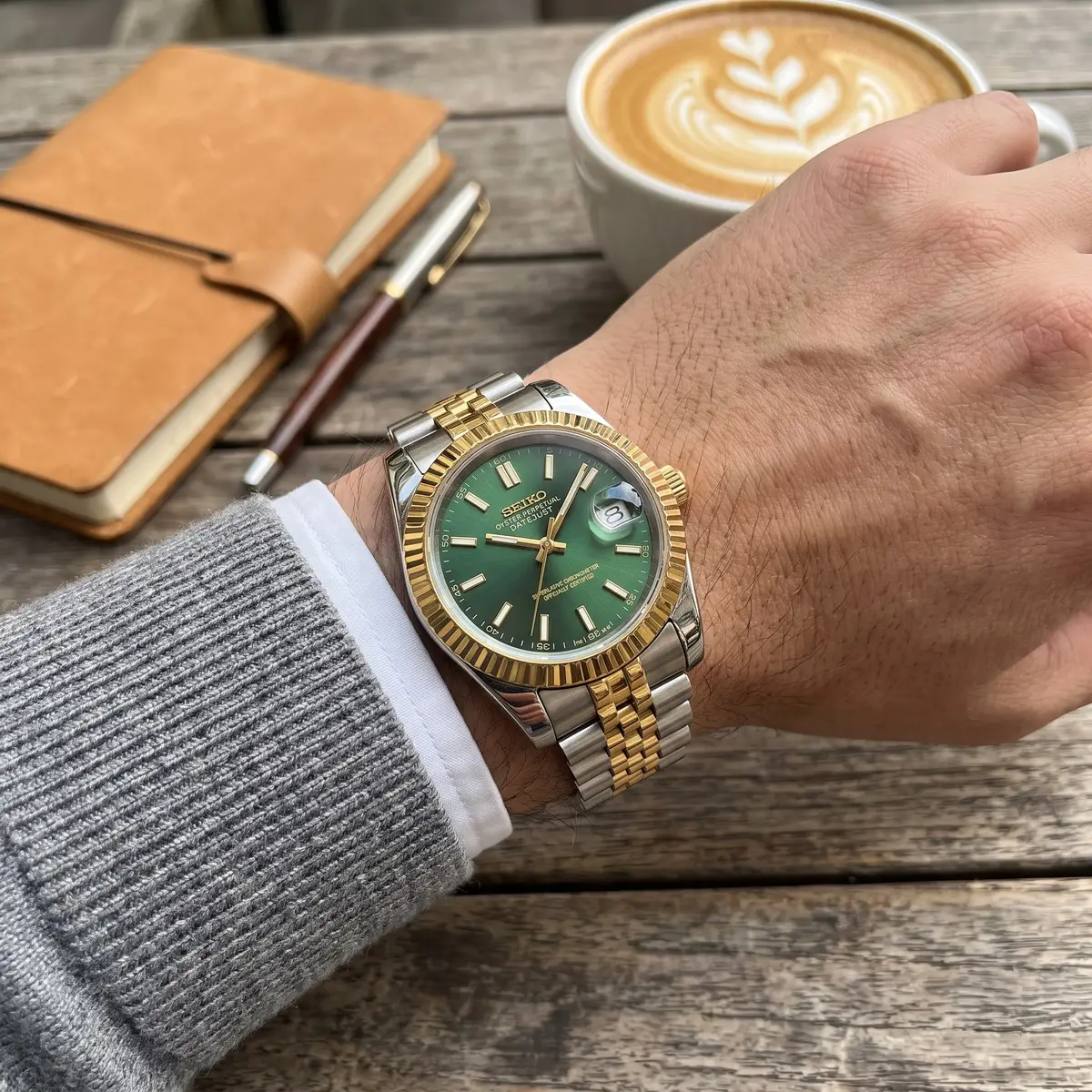 Seiko Mod Uhr CLASSIC MOD - SMARAGDGRÜN MIT GOLDLÜNETTE – am Handgelenk – Wristshot – MedoMods