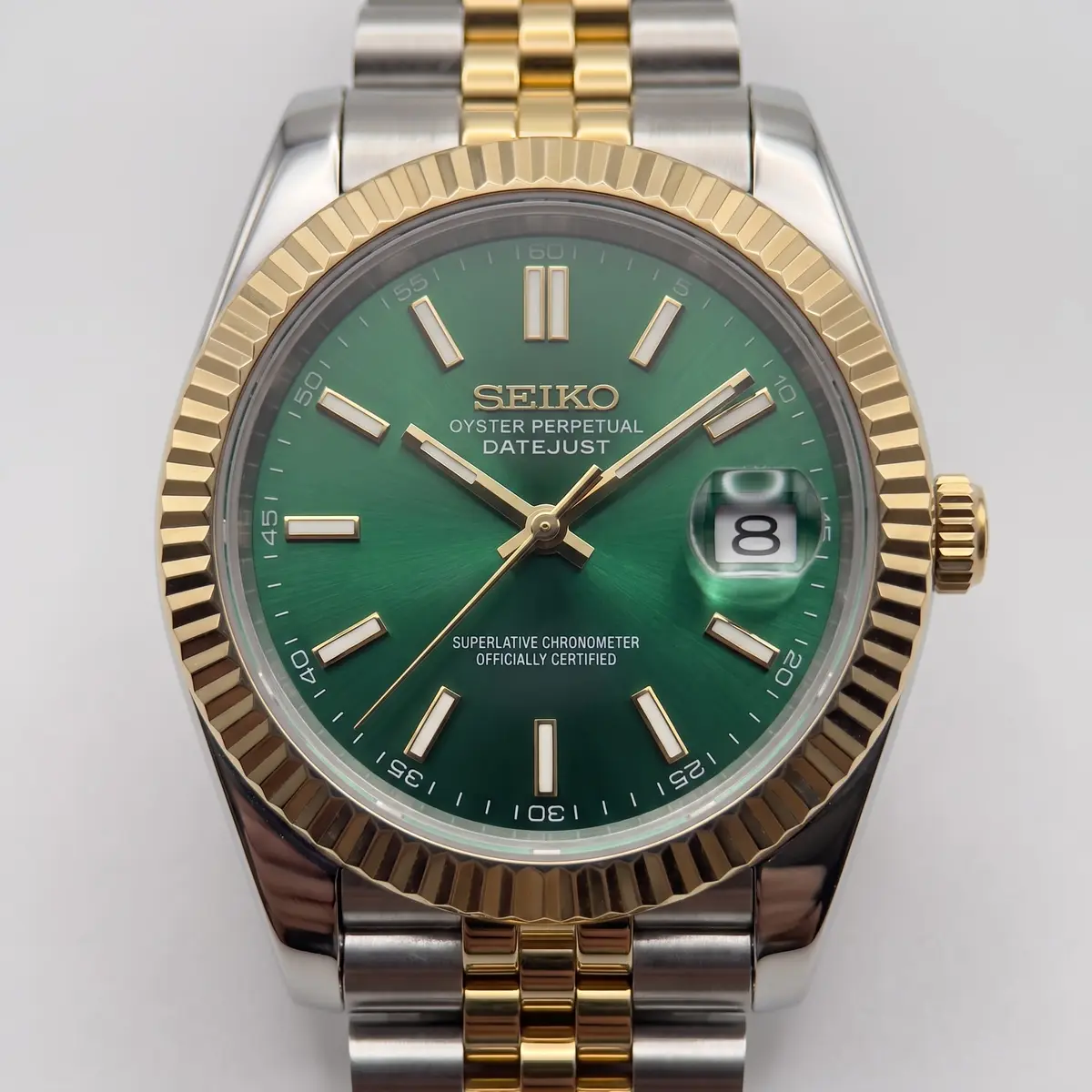 Seiko Mod Uhr CLASSIC MOD - SMARAGDGRÜN MIT GOLDLÜNETTE – Zifferblatt Nahaufnahme – MedoMods