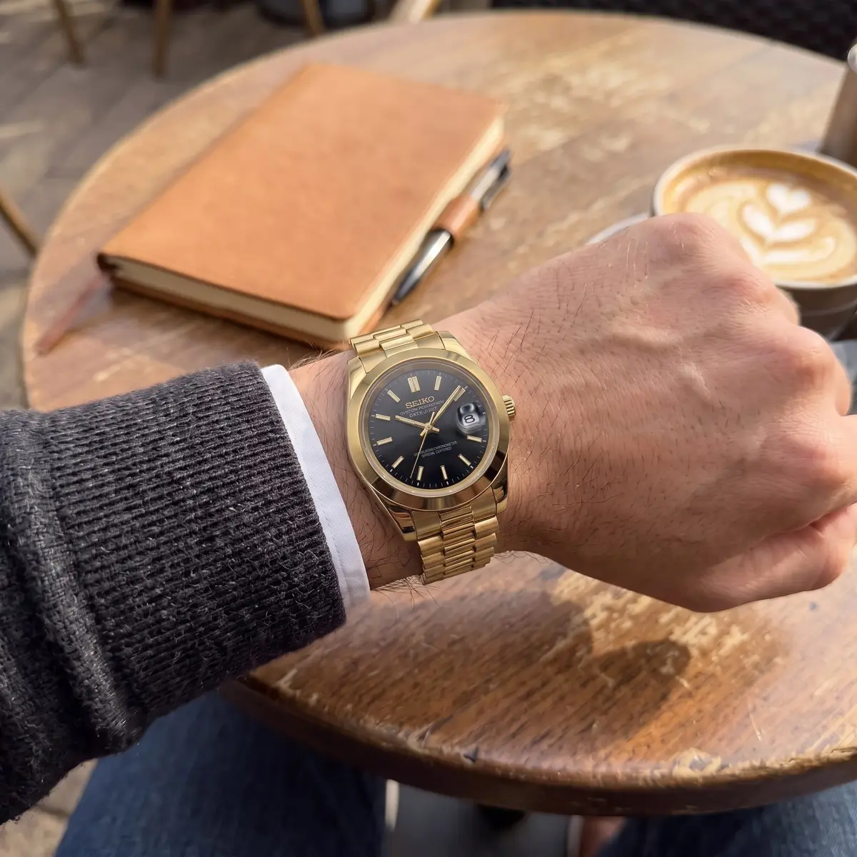 Seiko Mod Uhr CLASSIC MOD - GOLD & SCHWARZ – am Handgelenk – Wristshot – MedoMods