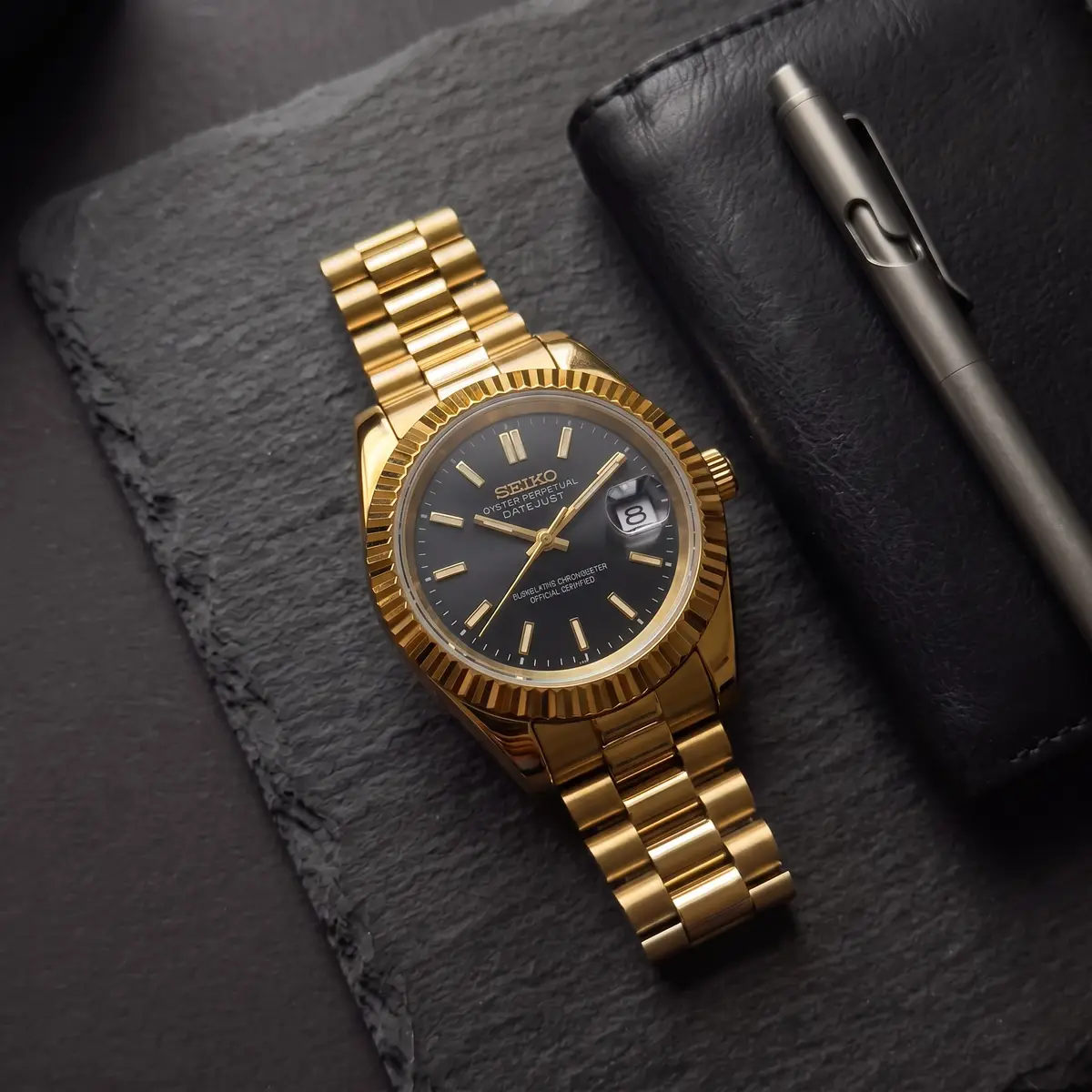 Seiko Mod Uhr CLASSIC MOD - GOLD & SCHWARZ – Flatlay auf Schiefer – MedoMods