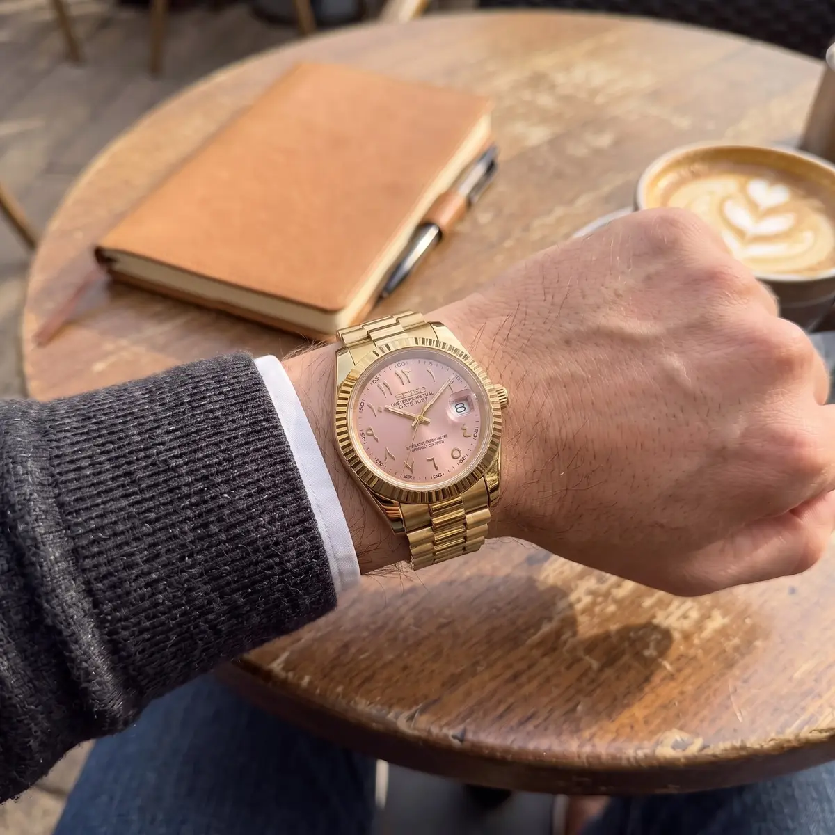 Seiko Mod Uhr CLASSIC MOD - GOLD & ROSA ARABISCH – am Handgelenk – Wristshot – MedoMods