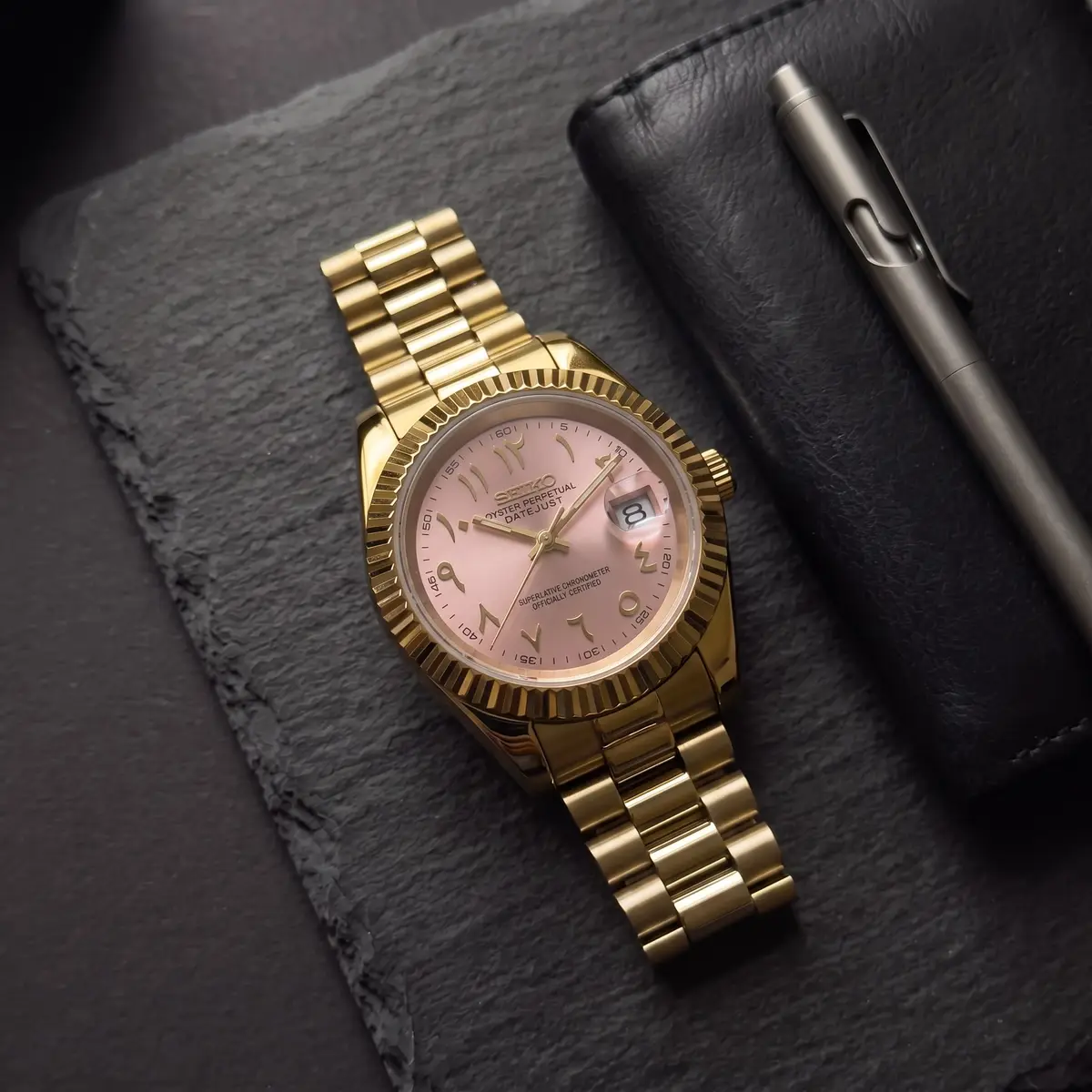 Seiko Mod Uhr CLASSIC MOD - GOLD & ROSA ARABISCH – Flatlay auf Schiefer – MedoMods