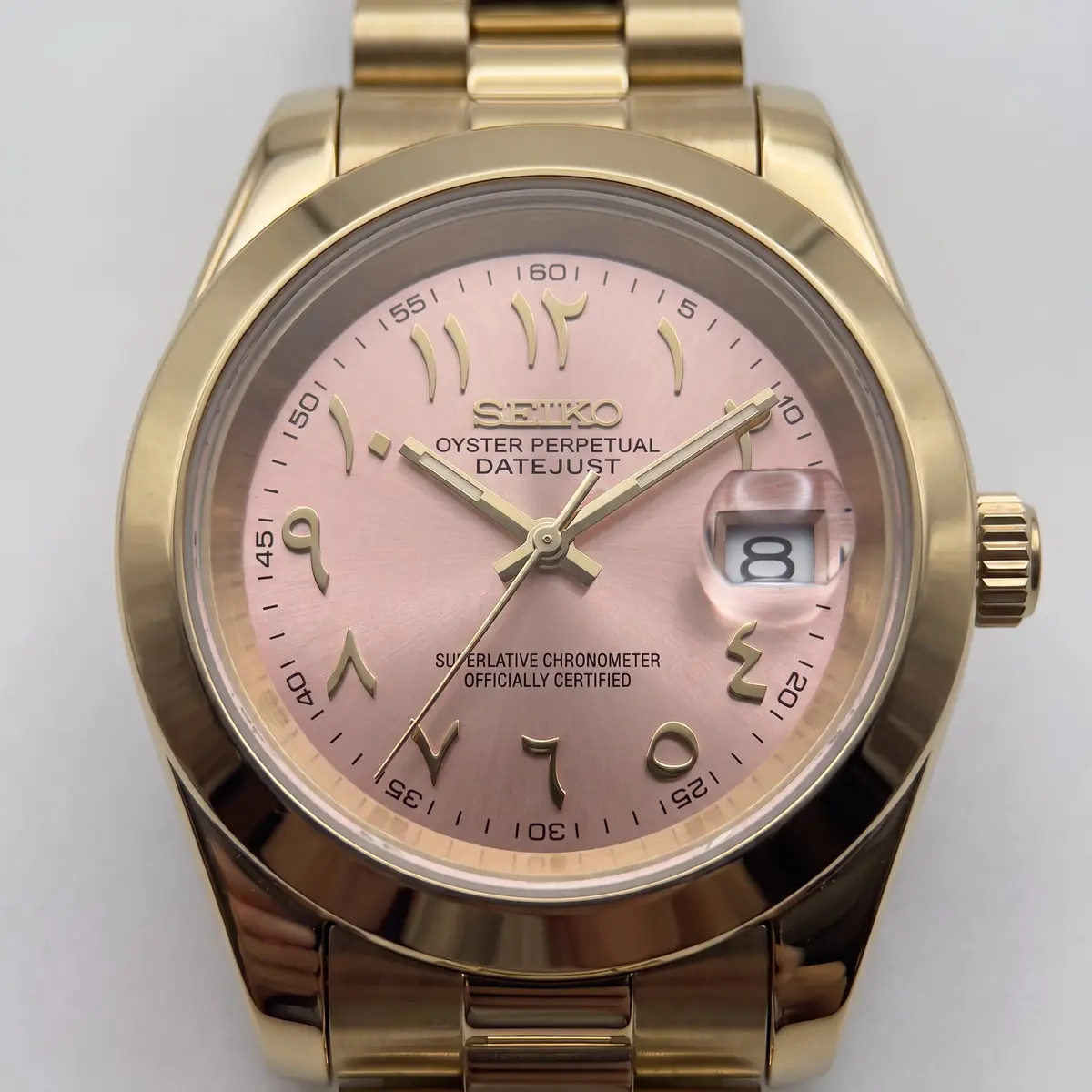 Seiko Mod Uhr CLASSIC MOD - GOLD & ROSA ARABISCH – Zifferblatt Nahaufnahme – MedoMods