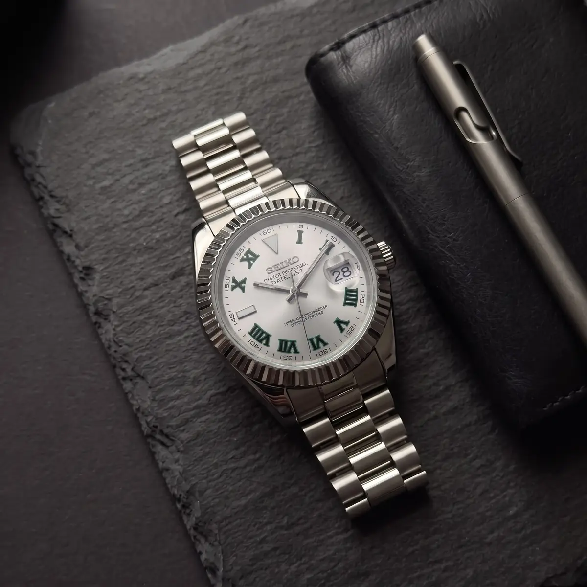 Seiko Mod Uhr CLASSIC MOD - SILBER WIMBLEDON – Flatlay auf Schiefer – MedoMods