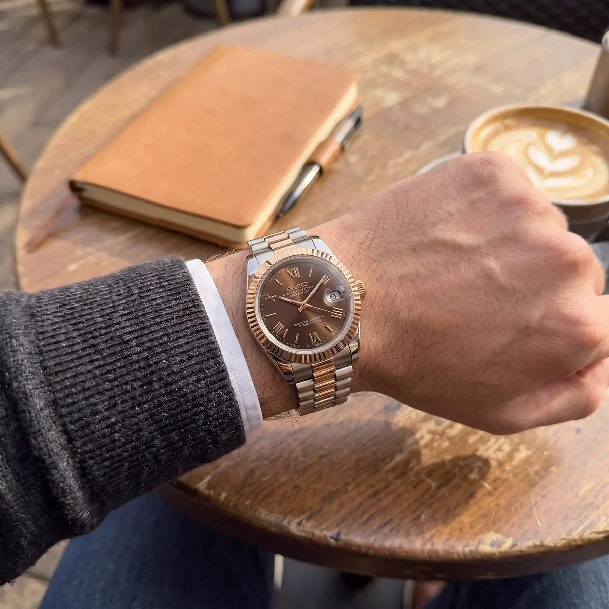 Seiko Mod Uhr CLASSIC MOD - BICOLOR - SCHOKOLADE RÖMISCH – am Handgelenk – Wristshot – MedoMods