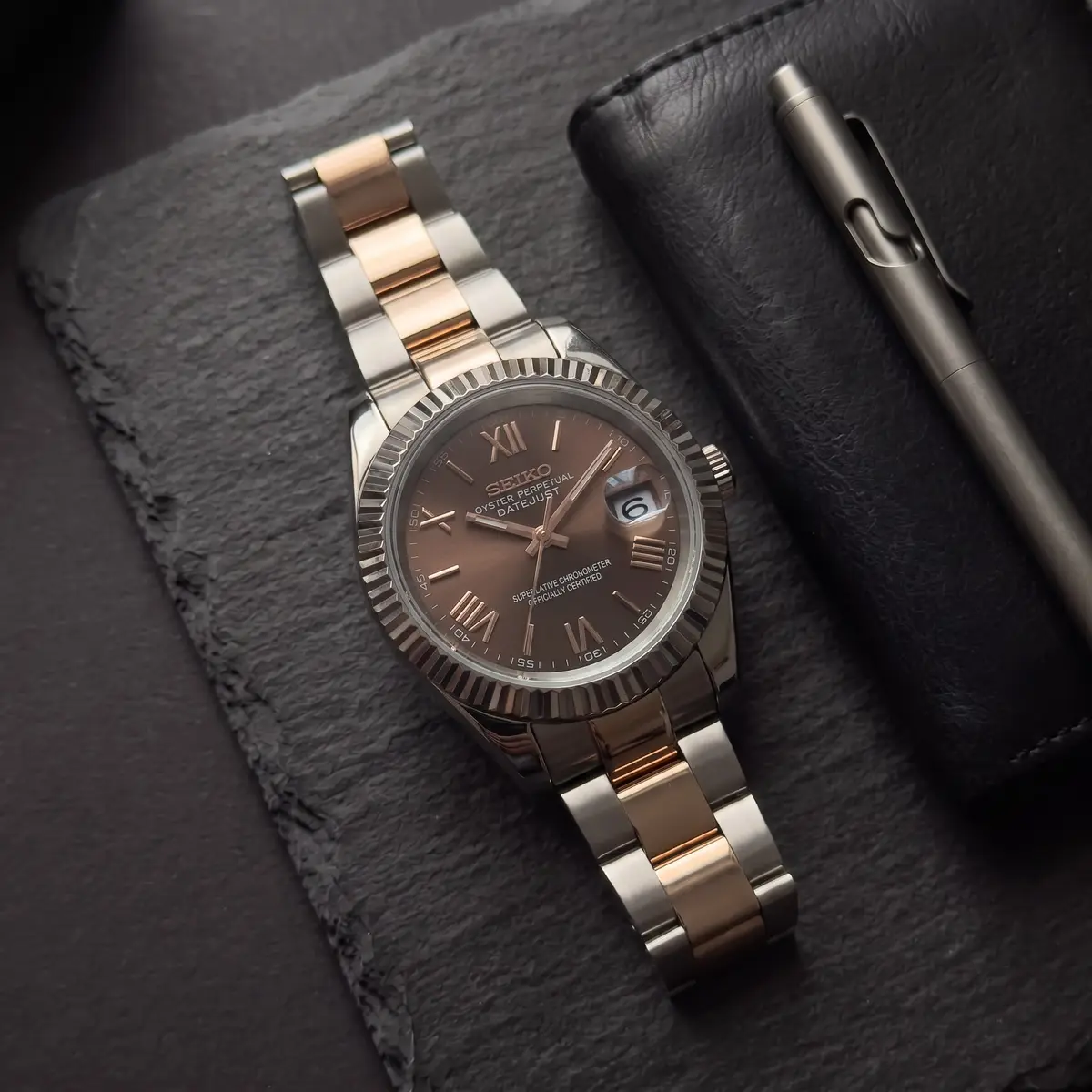 Seiko Mod Uhr CLASSIC MOD - BICOLOR - SCHOKOLADE RÖMISCH – Flatlay auf Schiefer – MedoMods