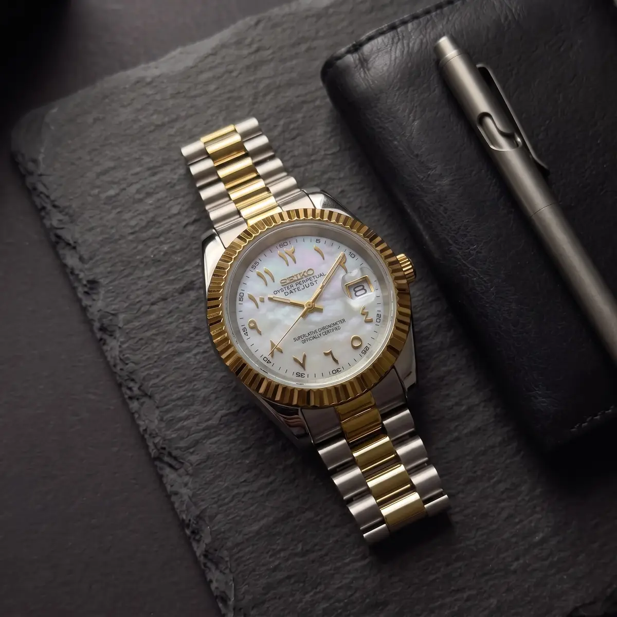 Seiko Mod Uhr CLASSIC MOD - ZWEIFARBIG GOLD ARABISCH – Flatlay auf Schiefer – MedoMods
