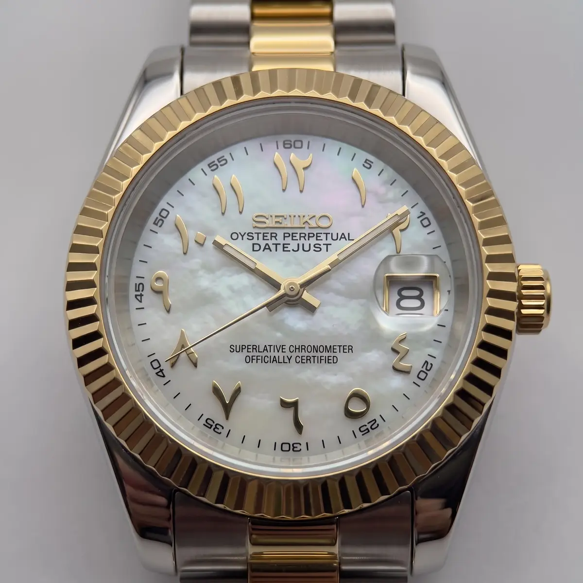 Seiko Mod Uhr CLASSIC MOD - ZWEIFARBIG GOLD ARABISCH – Zifferblatt Nahaufnahme – MedoMods