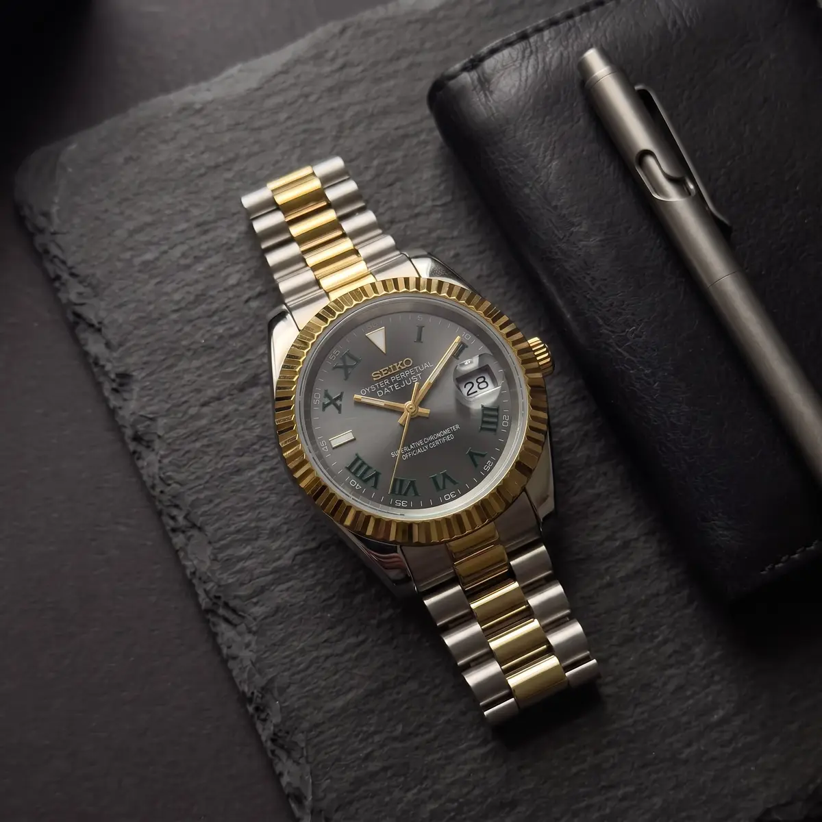 Seiko Mod Uhr CLASSIC MOD ZWEIFARBIG GOLD - WIMBLEDON – Flatlay auf Schiefer – MedoMods