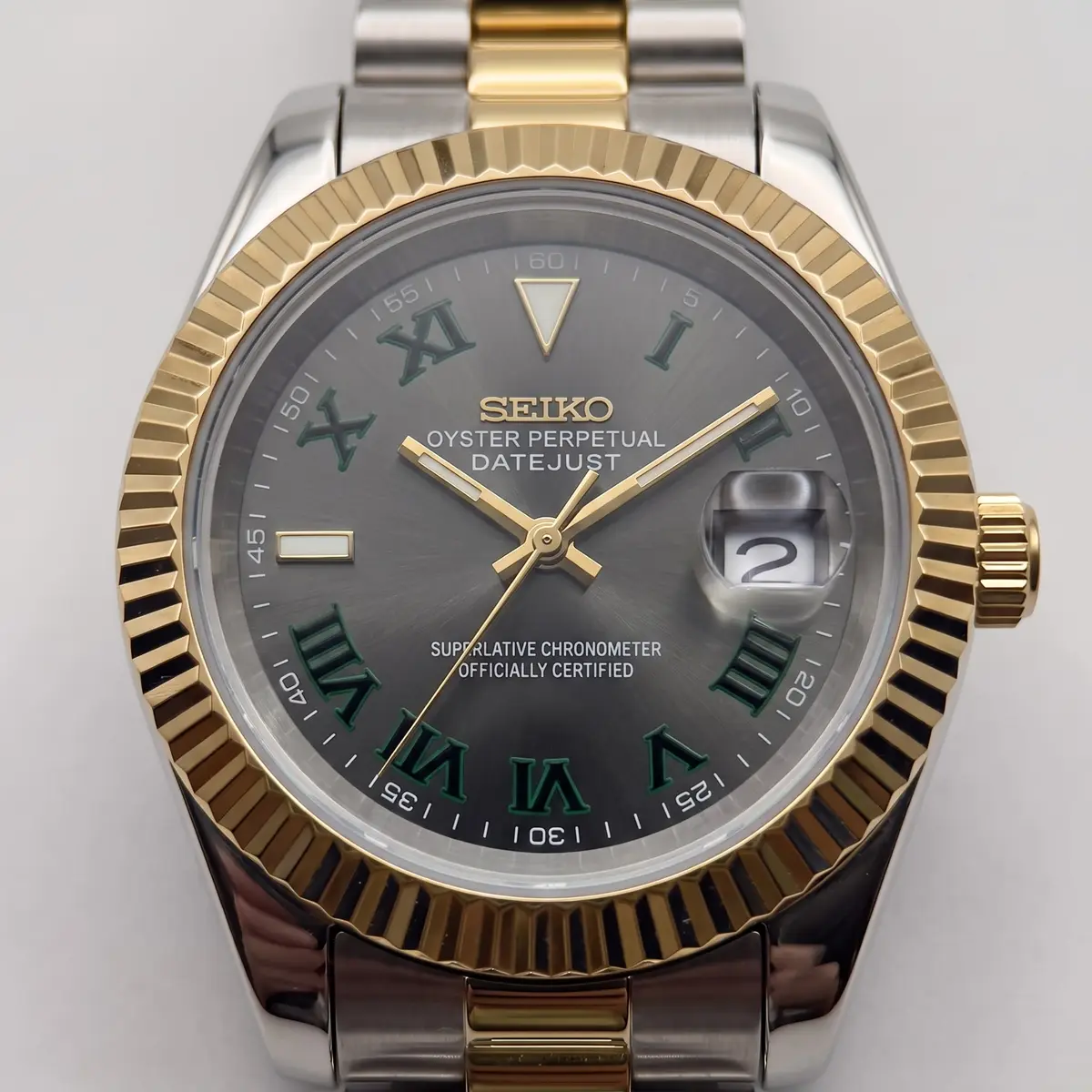 Seiko Mod Uhr CLASSIC MOD ZWEIFARBIG GOLD - WIMBLEDON – Zifferblatt Nahaufnahme – MedoMods