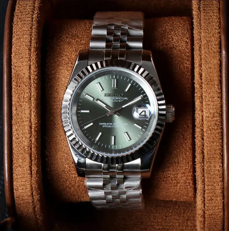 Reloj personalizado – Esfera verde oliva – Caja de acero – Brazalete de acero de varios eslabones – Indicador de fecha