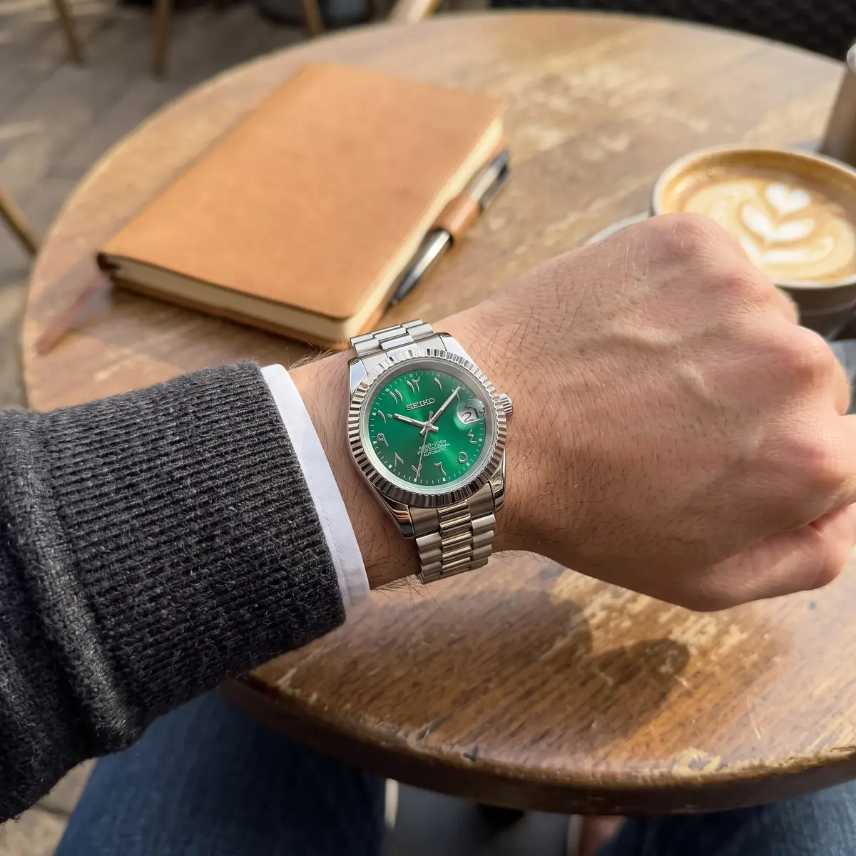 Seiko Mod Uhr DATE MOD | Arabisches Königsgrün – Automatik – am Handgelenk – Wristshot – MedoMods
