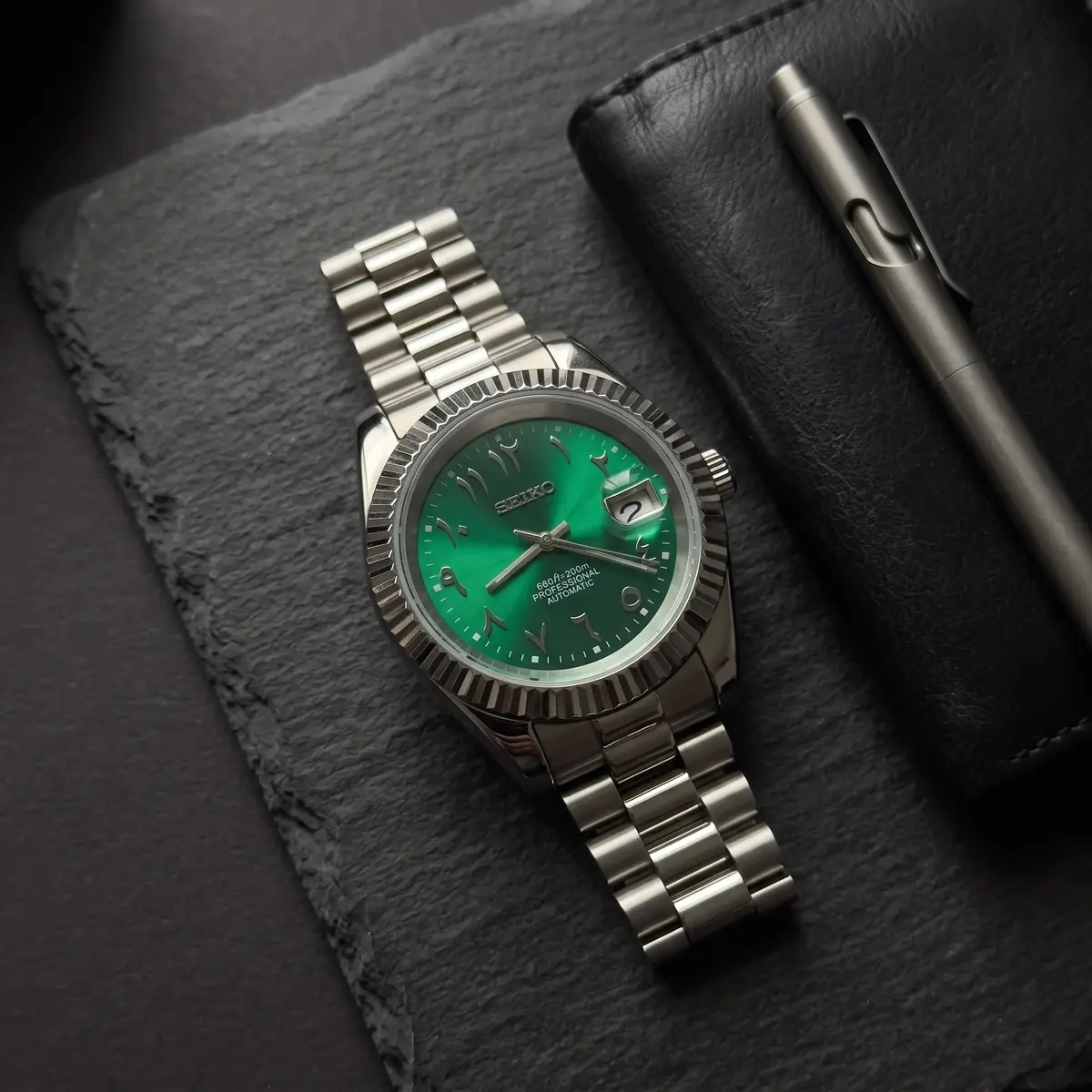 Seiko Mod Uhr DATE MOD | Arabisches Königsgrün – Automatik – Flatlay auf Schiefer – MedoMods
