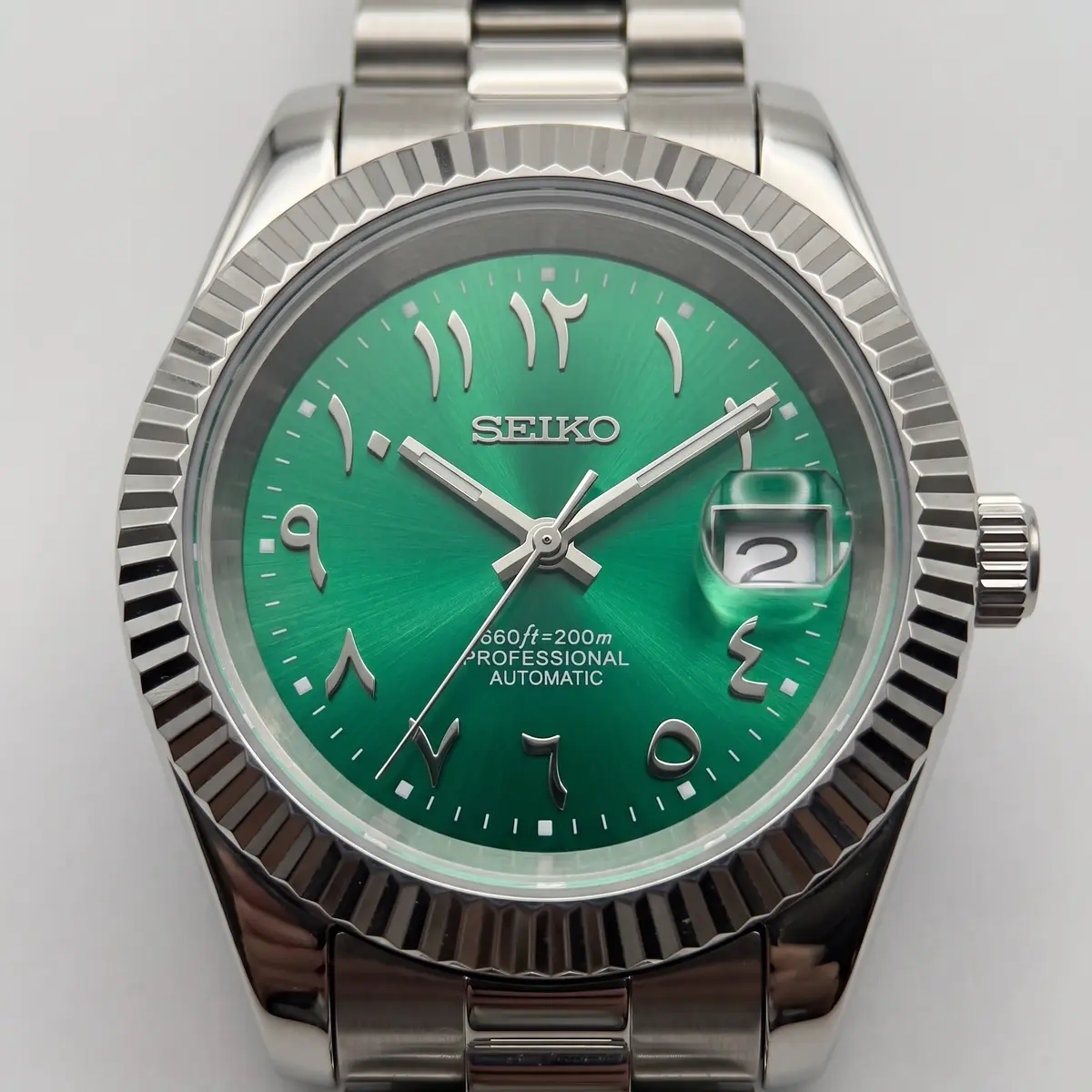 Seiko Mod Uhr DATE MOD | Arabisches Königsgrün – Automatik – Zifferblatt Nahaufnahme – MedoMods