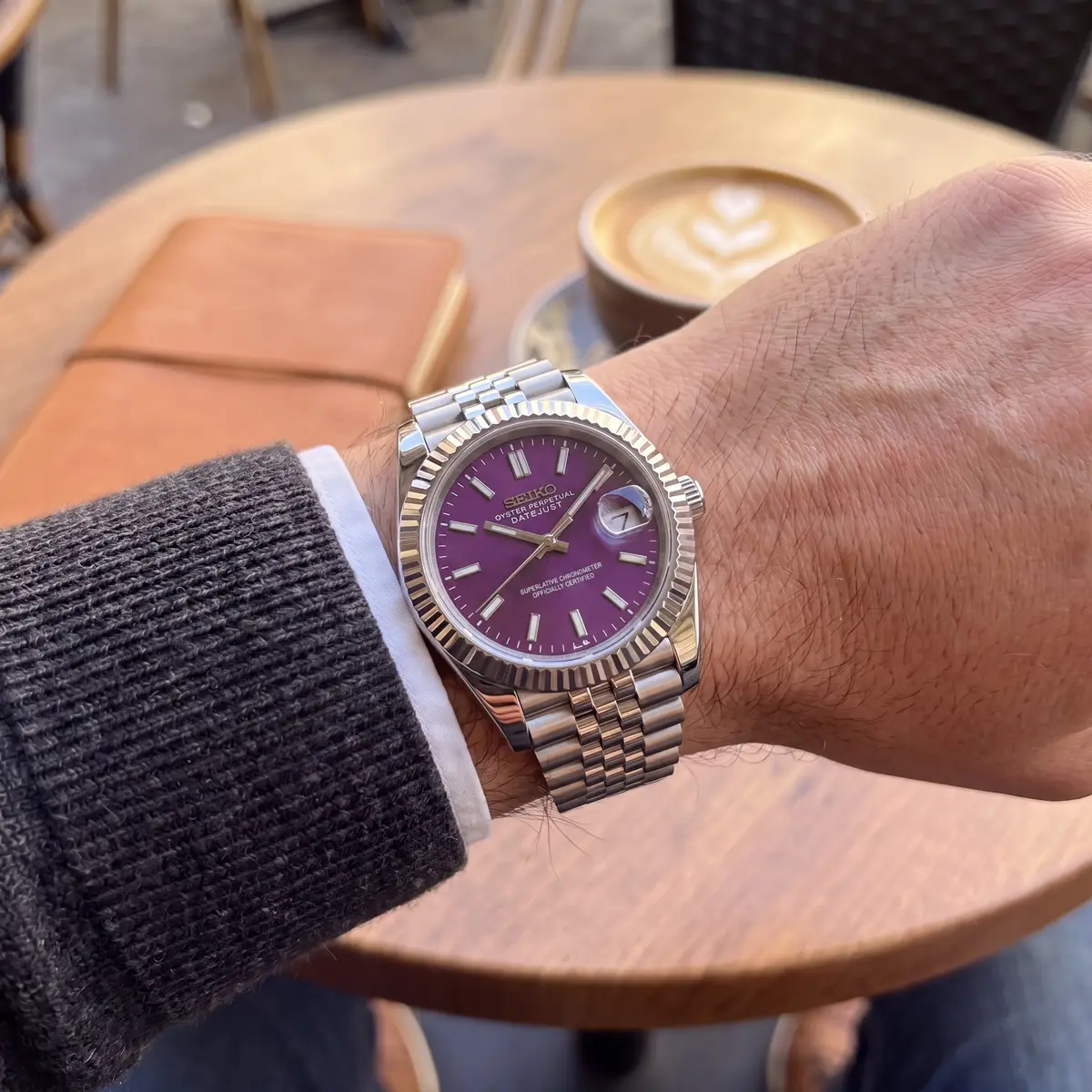 Seiko Mod Uhr DATE MOD CLASSIC AUBERGINE – am Handgelenk – Wristshot – MedoMods