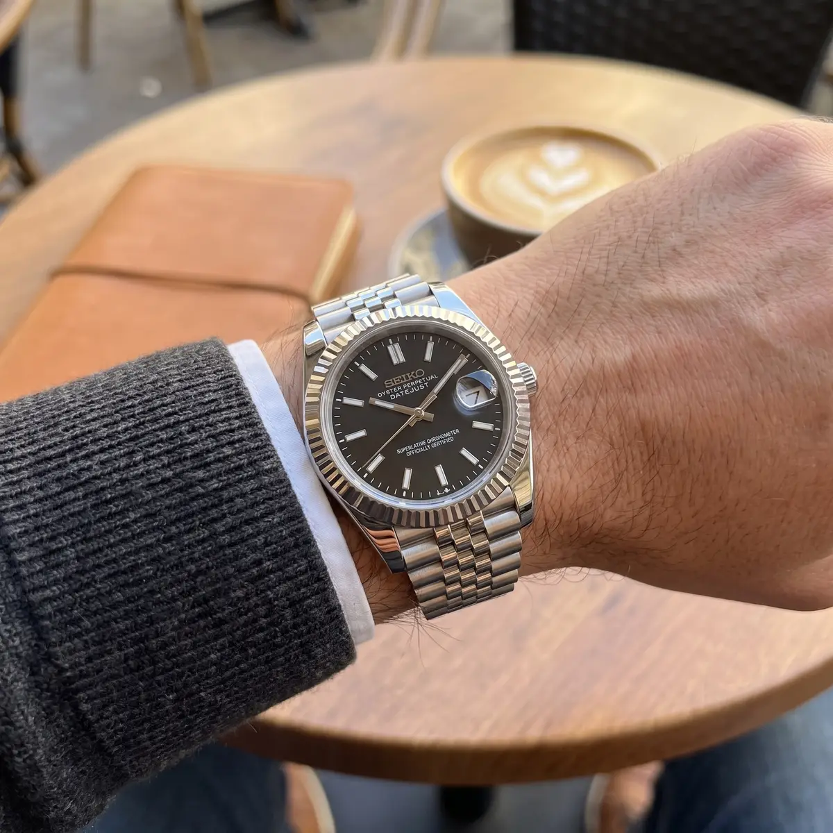 Seiko Mod Uhr DATE MOD CLASSIC BLACK – am Handgelenk – Wristshot – MedoMods