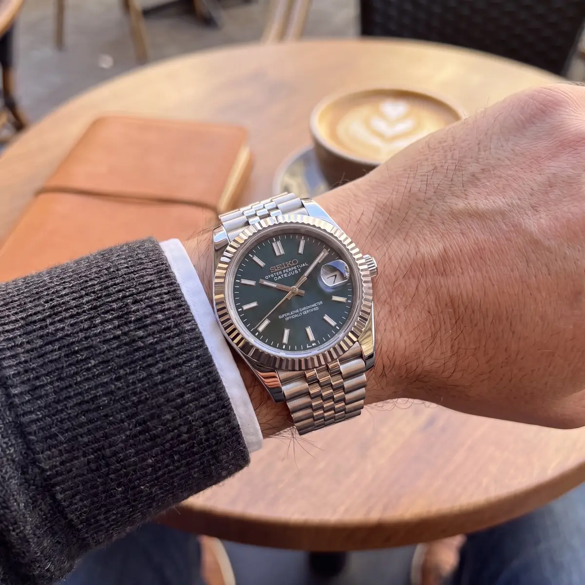Seiko Mod Uhr DATE MOD CLASSIC GRAPHIT – am Handgelenk – Wristshot – MedoMods