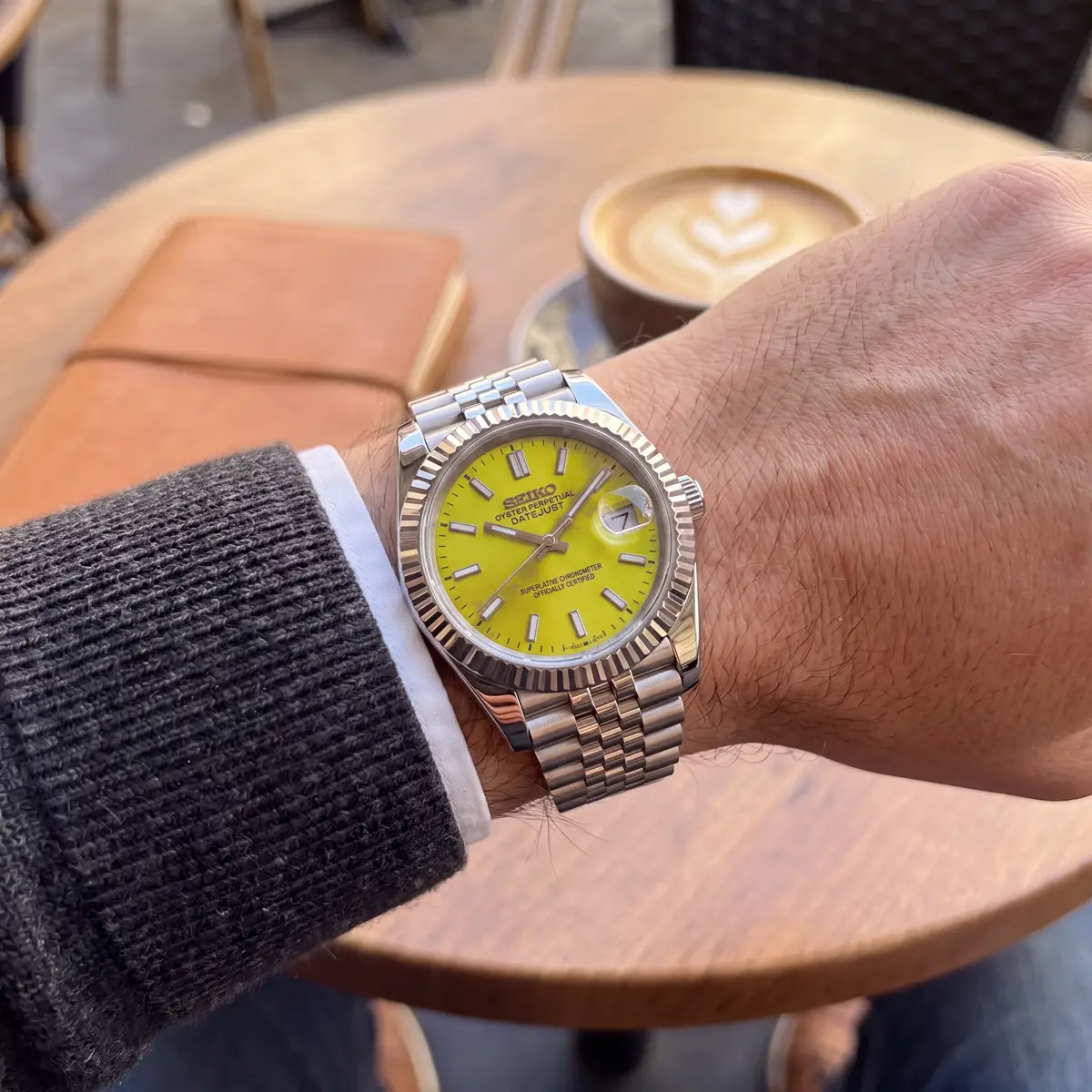 Seiko Mod Uhr DATE MOD CLASSIC LIMETTE – am Handgelenk – Wristshot – MedoMods