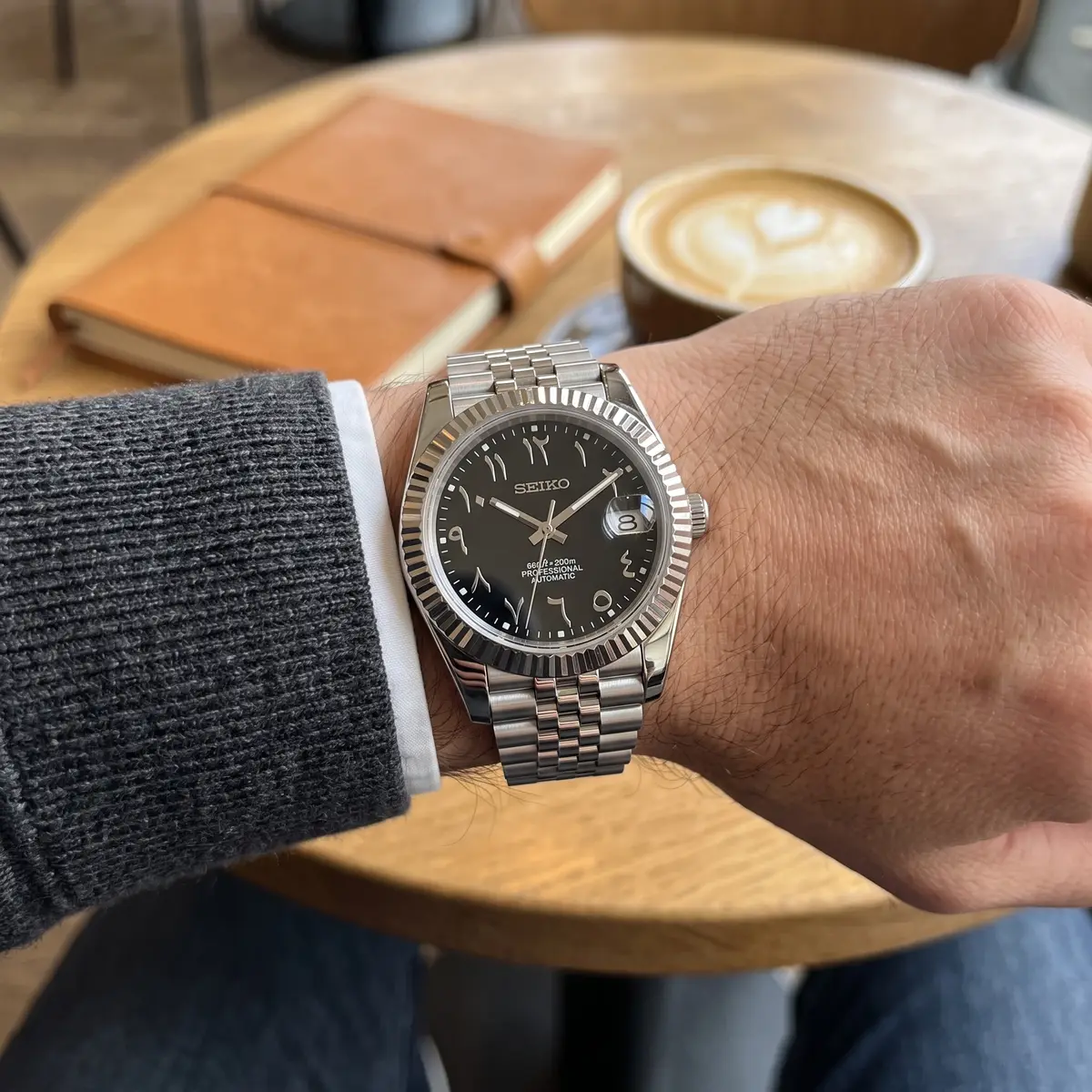 Seiko Mod Uhr DATE MOD CLASSIC MOD – SCHWARZ, ARABISCHE ZIFFERN – am Handgelenk – Wristshot – MedoMods