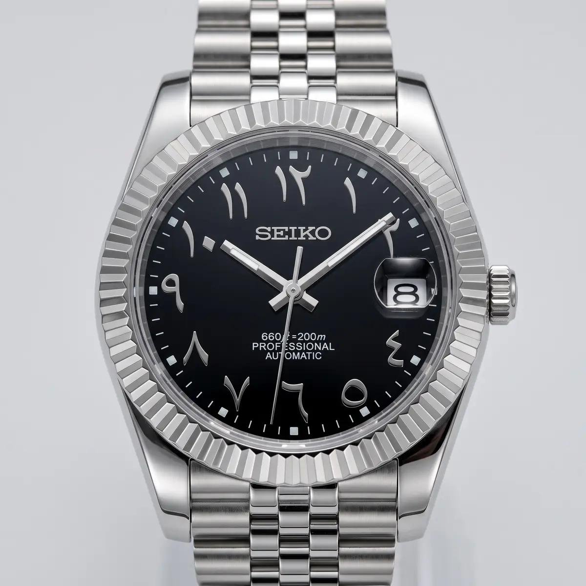 Seiko Mod Uhr DATE MOD CLASSIC MOD – SCHWARZ, ARABISCHE ZIFFERN – Zifferblatt Nahaufnahme – MedoMods