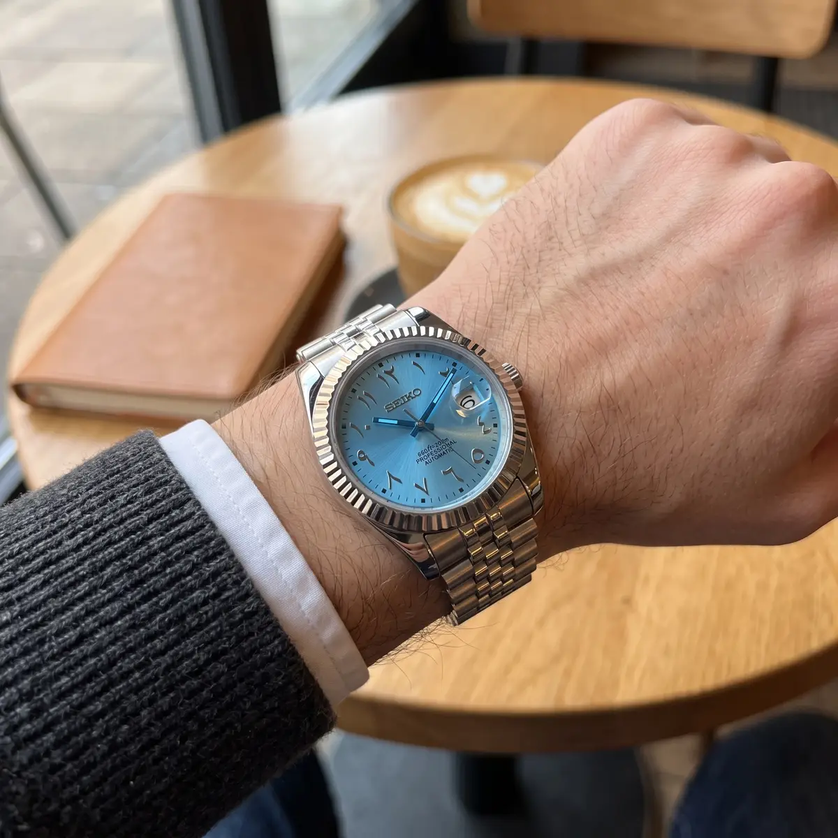 Seiko Mod Uhr DATE MOD CLASSIC MOD – BLAU, ARABISCHE ZIFFERN – am Handgelenk – Wristshot – MedoMods