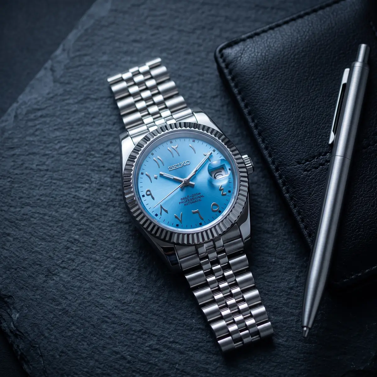 Seiko Mod Uhr DATE MOD CLASSIC MOD – BLAU, ARABISCHE ZIFFERN – Flatlay auf Schiefer – MedoMods