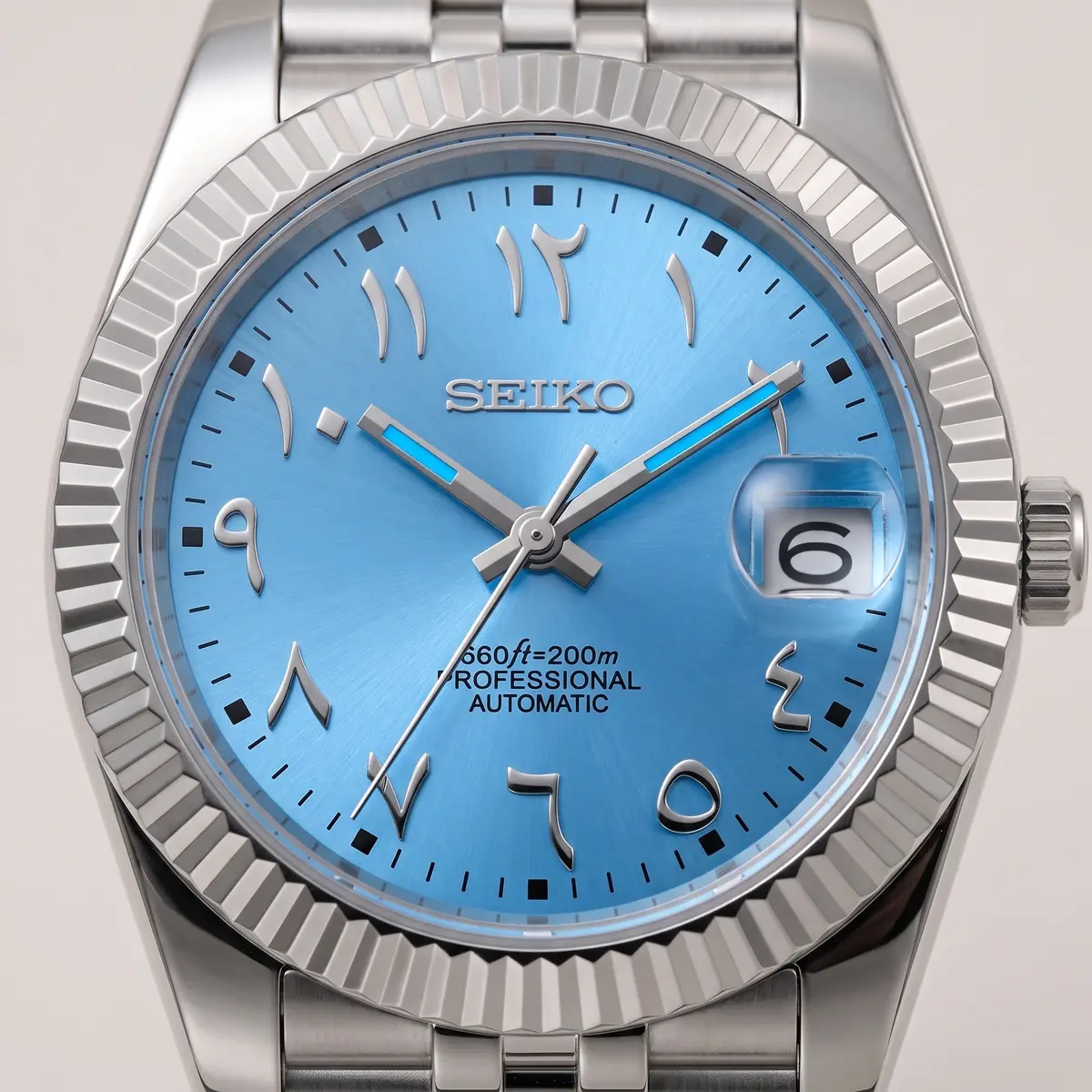 Seiko Mod Uhr DATE MOD CLASSIC MOD β BLAU, ARABISCHE ZIFFERN β Zifferblatt Nahaufnahme β MedoMods