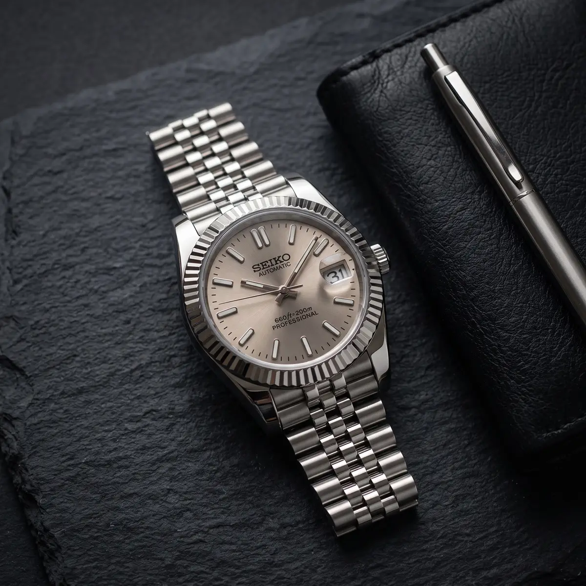 Seiko Mod Uhr DATE MOD CLASSIC MOD – CHAMPAGNER – Flatlay auf Schiefer – MedoMods