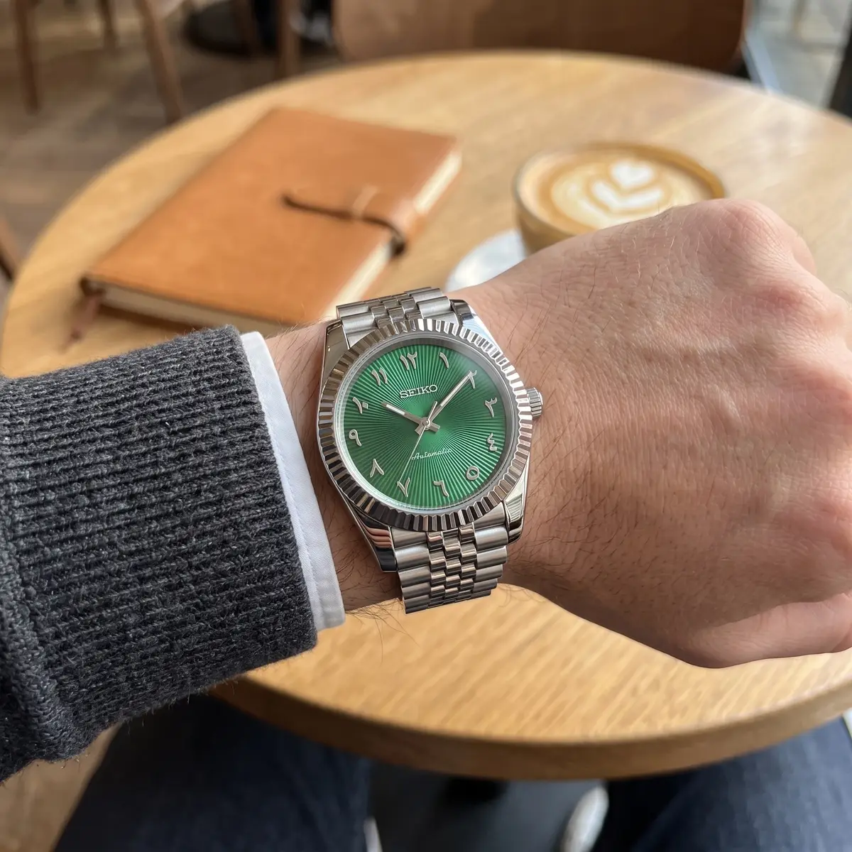 Seiko Mod Uhr DATE MOD CLASSIC MOD – GREEN ARABIC – am Handgelenk – Wristshot – MedoMods