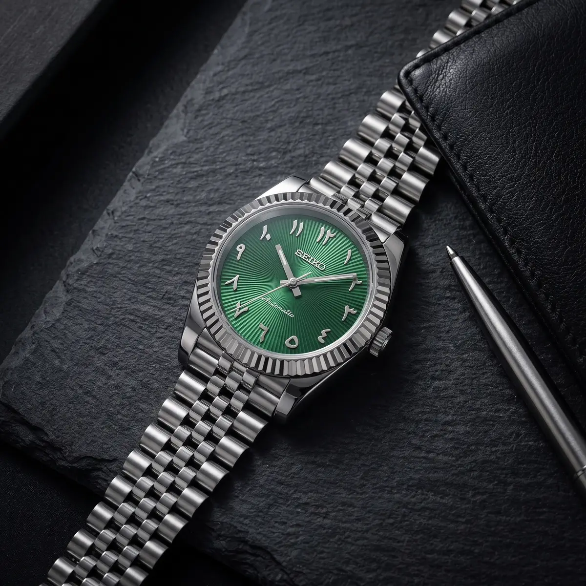 Seiko Mod Uhr DATE MOD CLASSIC MOD – GREEN ARABIC – Flatlay auf Schiefer – MedoMods