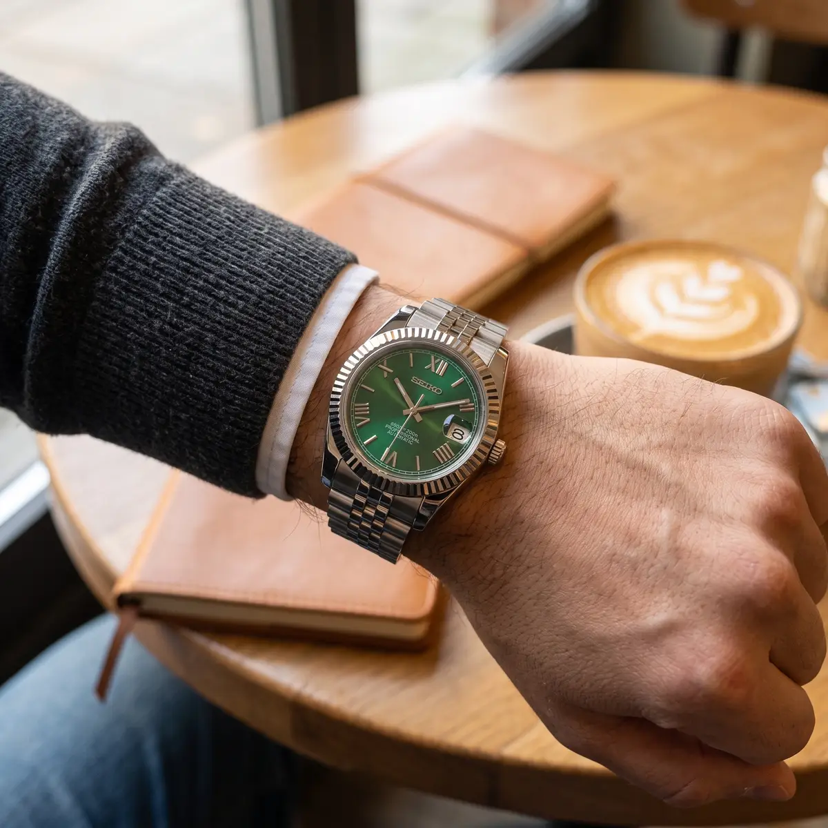 Seiko Mod Uhr DATE MOD CLASSIC MOD – GRÜNE RÖMISCHE ZIFFERN – am Handgelenk – Wristshot – MedoMods