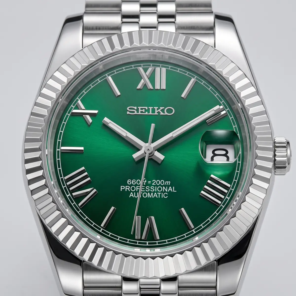 Seiko Mod Uhr DATE MOD CLASSIC MOD – GRÜNE RÖMISCHE ZIFFERN – Zifferblatt Nahaufnahme – MedoMods