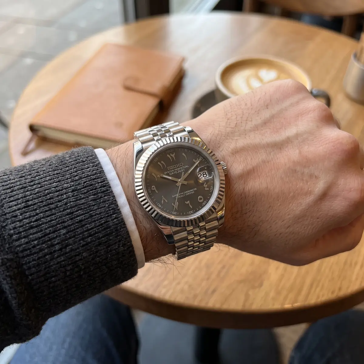 Seiko Mod Uhr DATE MOD CLASSIC MOD – GRAU, ARABISCH – am Handgelenk – Wristshot – MedoMods