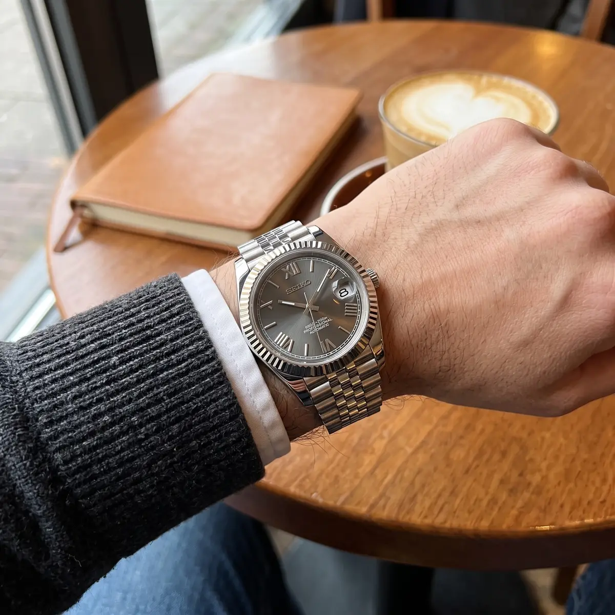 Seiko Mod Uhr DATE MOD CLASSIC MOD – GRAU ROMAN – am Handgelenk – Wristshot – MedoMods