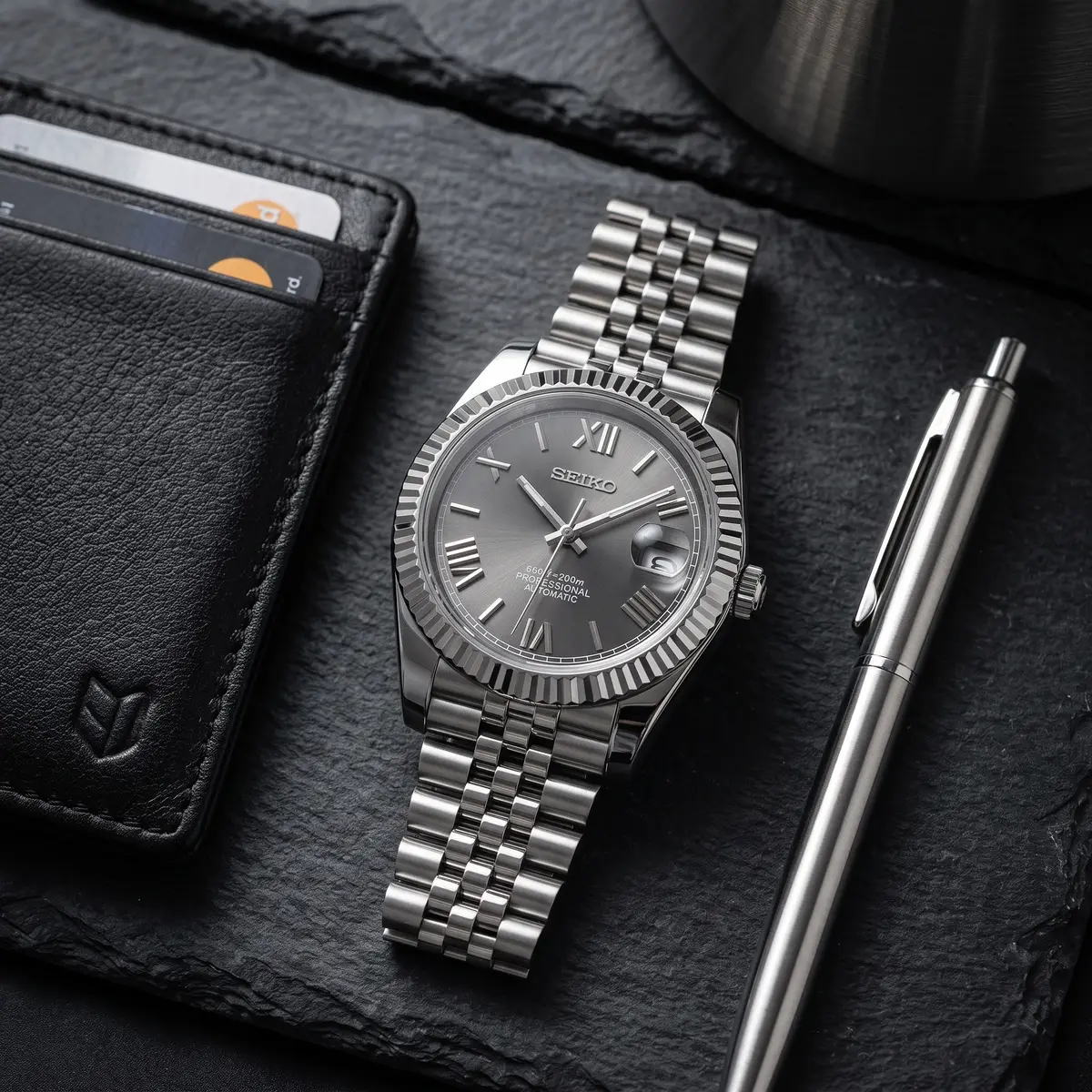 Seiko Mod Uhr DATE MOD CLASSIC MOD – GRAU ROMAN – Flatlay auf Schiefer – MedoMods