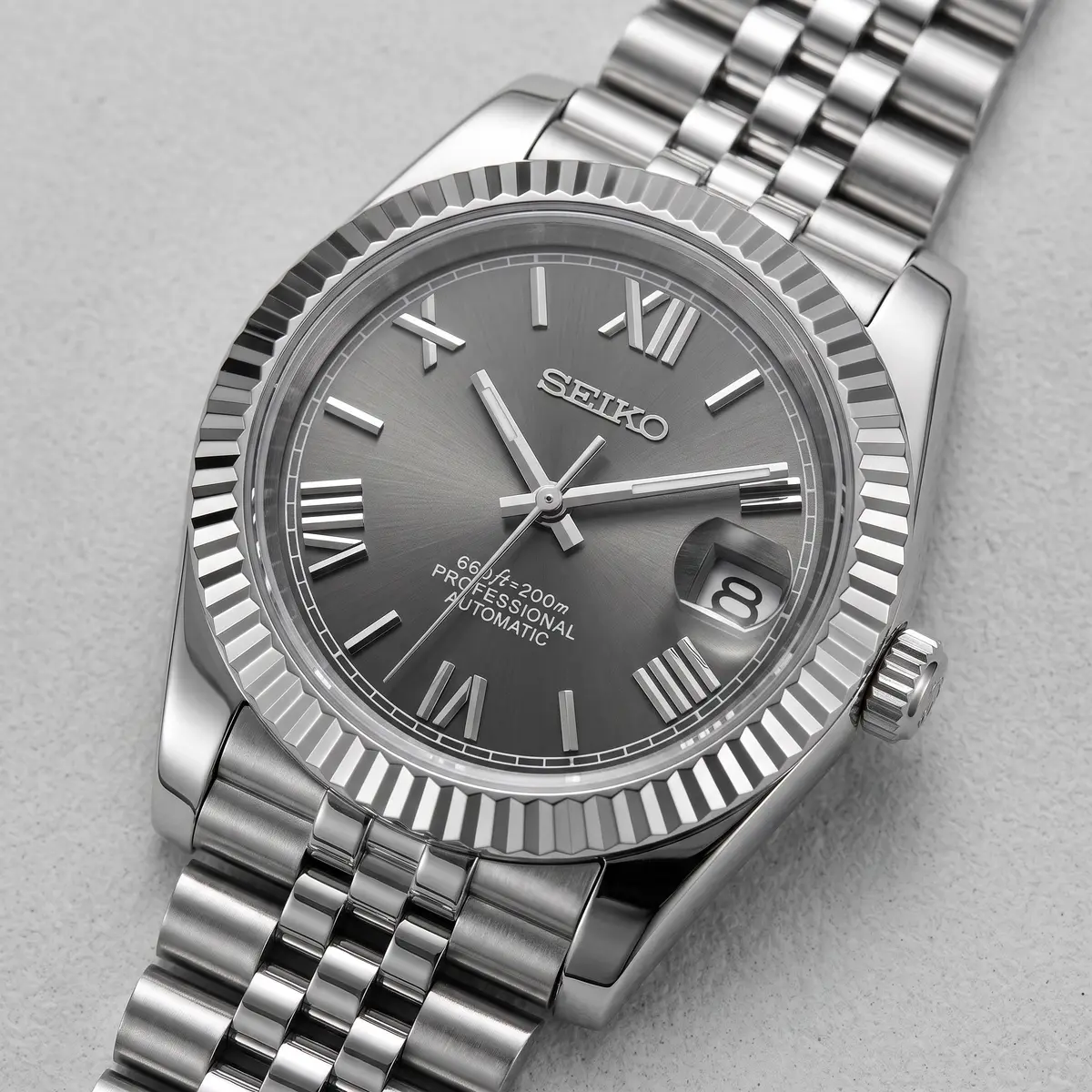 Seiko Mod Uhr DATE MOD CLASSIC MOD – GRAU ROMAN – Zifferblatt Nahaufnahme – MedoMods
