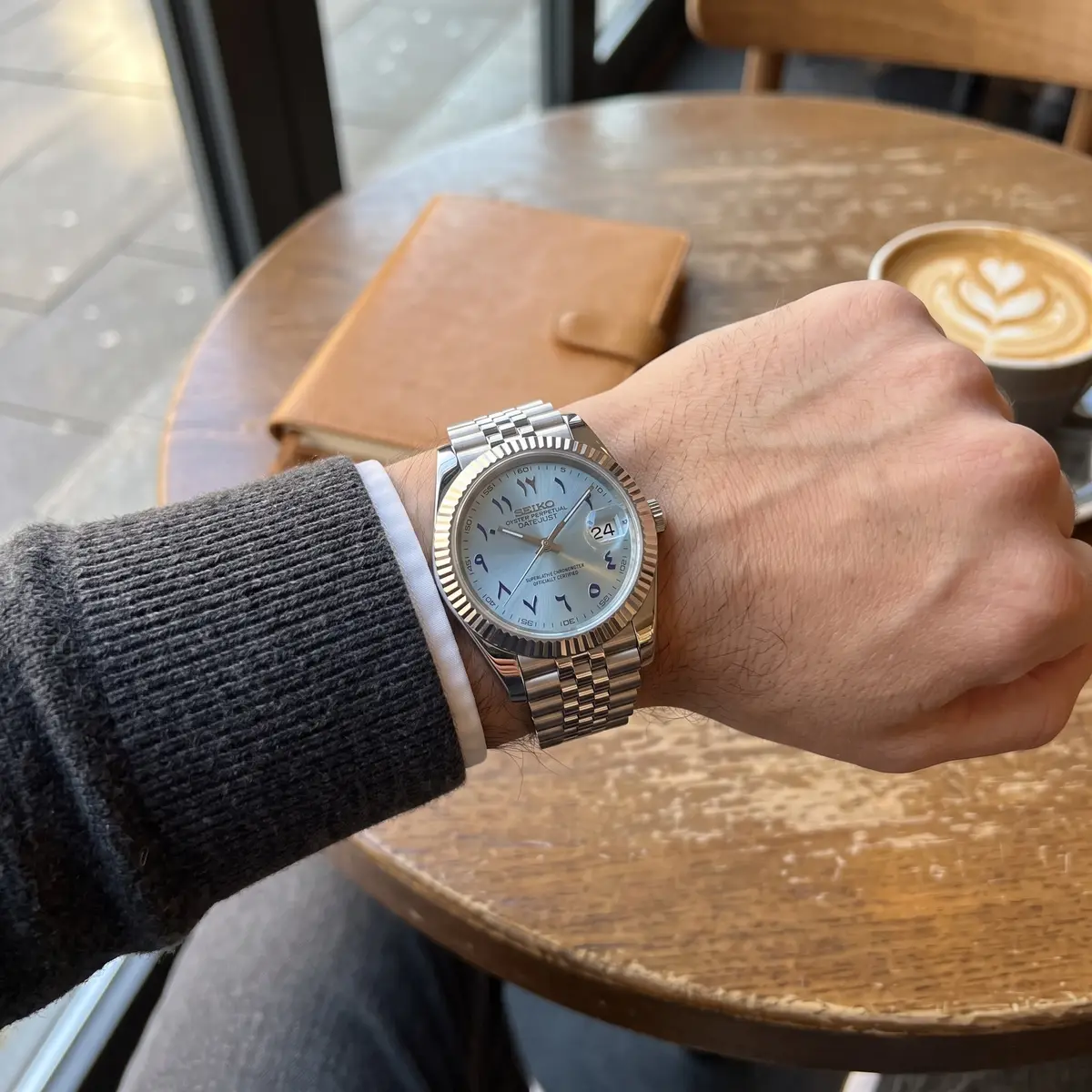 Seiko Mod Uhr DATE MOD CLASSIC MOD – ICE BLUE ARABIC – am Handgelenk – Wristshot – MedoMods