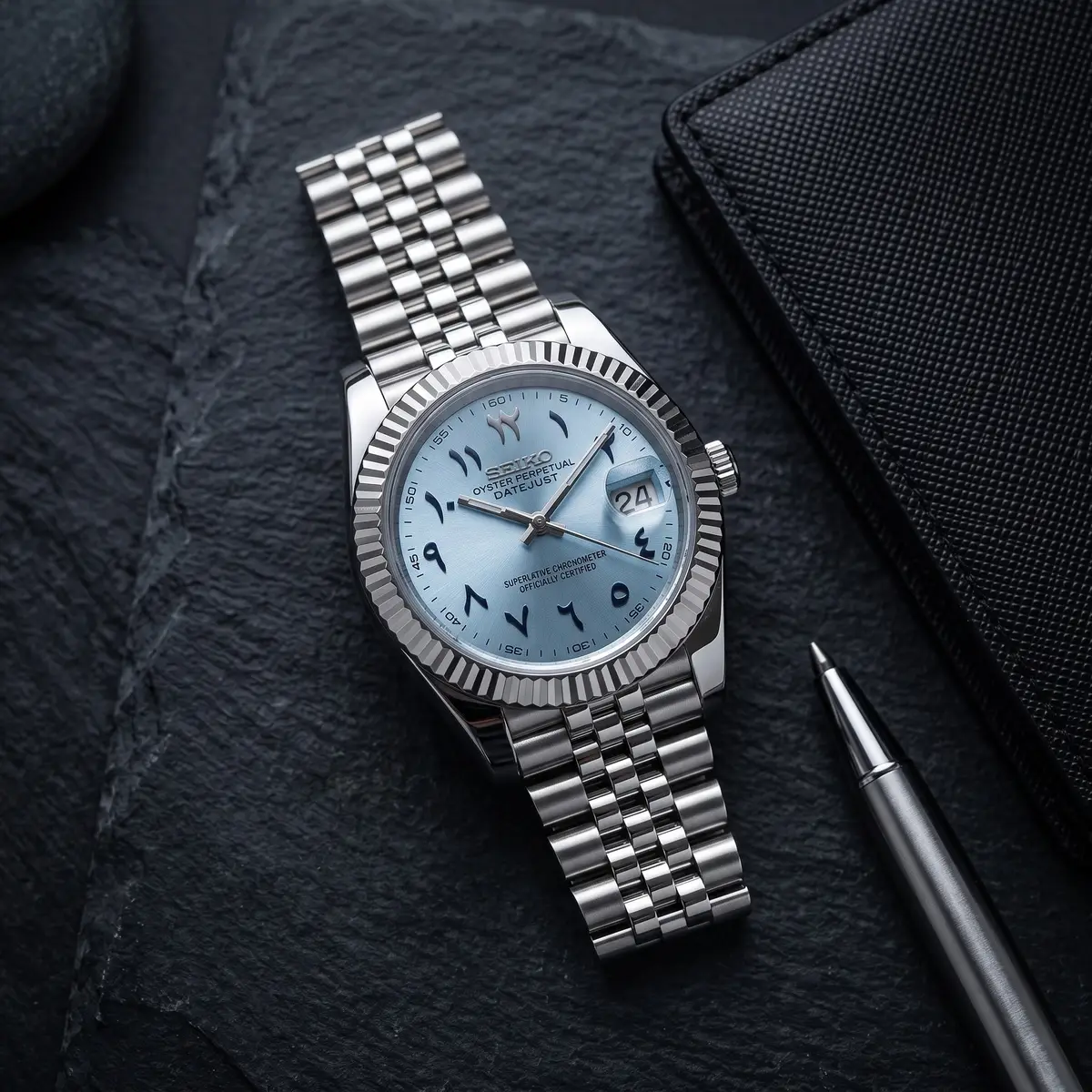 Seiko Mod Uhr DATE MOD CLASSIC MOD – ICE BLUE ARABIC – Flatlay auf Schiefer – MedoMods