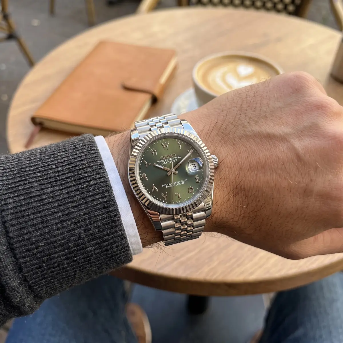 Seiko Mod Uhr DATE MOD CLASSIC MOD – OLIVE ARABIC – am Handgelenk – Wristshot – MedoMods