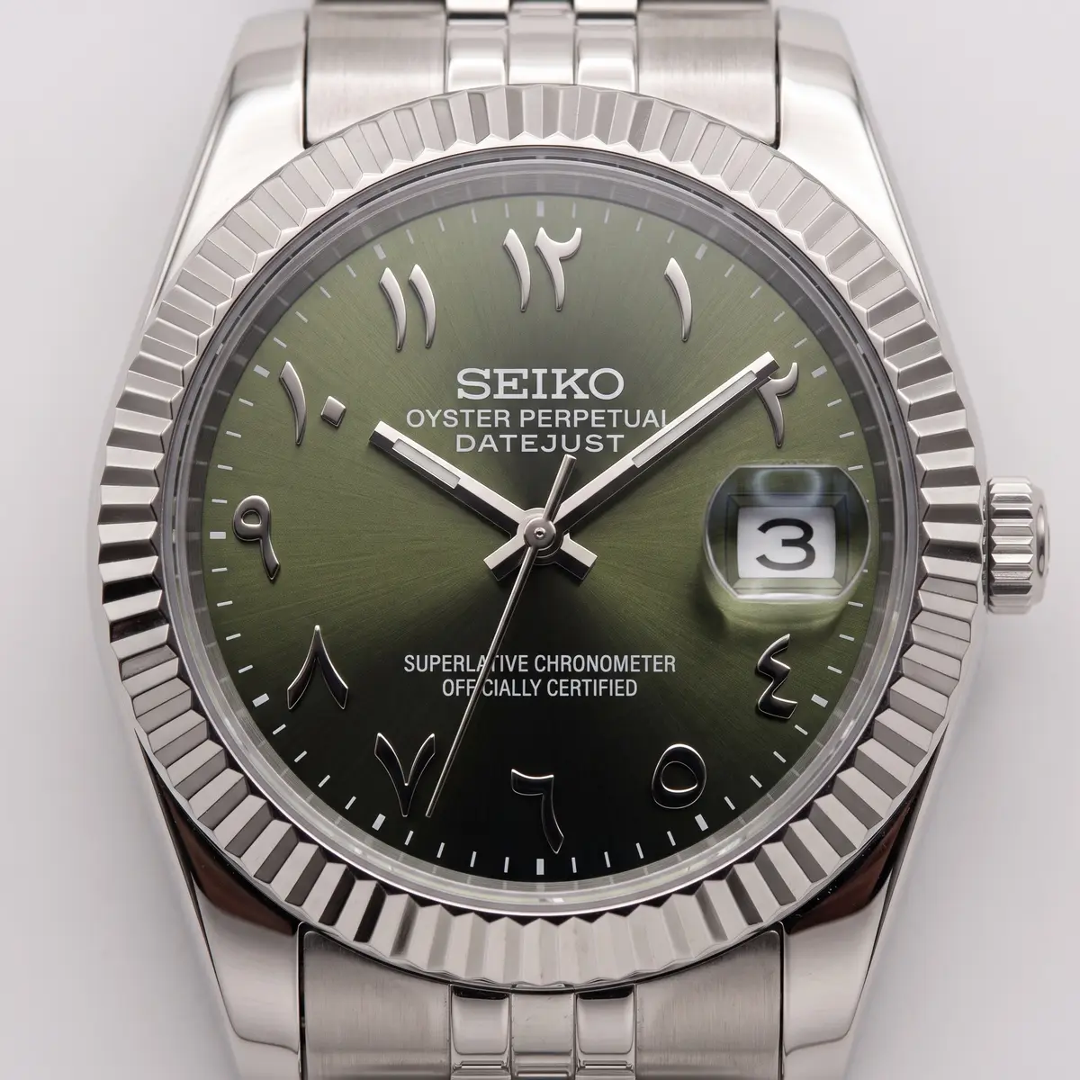 Seiko Mod Uhr DATE MOD CLASSIC MOD – OLIVE ARABIC – Zifferblatt Nahaufnahme – MedoMods