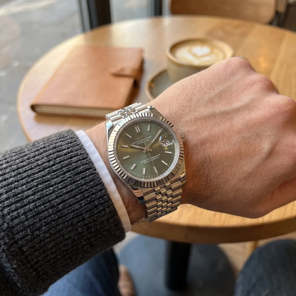 Seiko Mod Uhr DATE MOD CLASSIC MOD – OLIVE – am Handgelenk – Wristshot – MedoMods