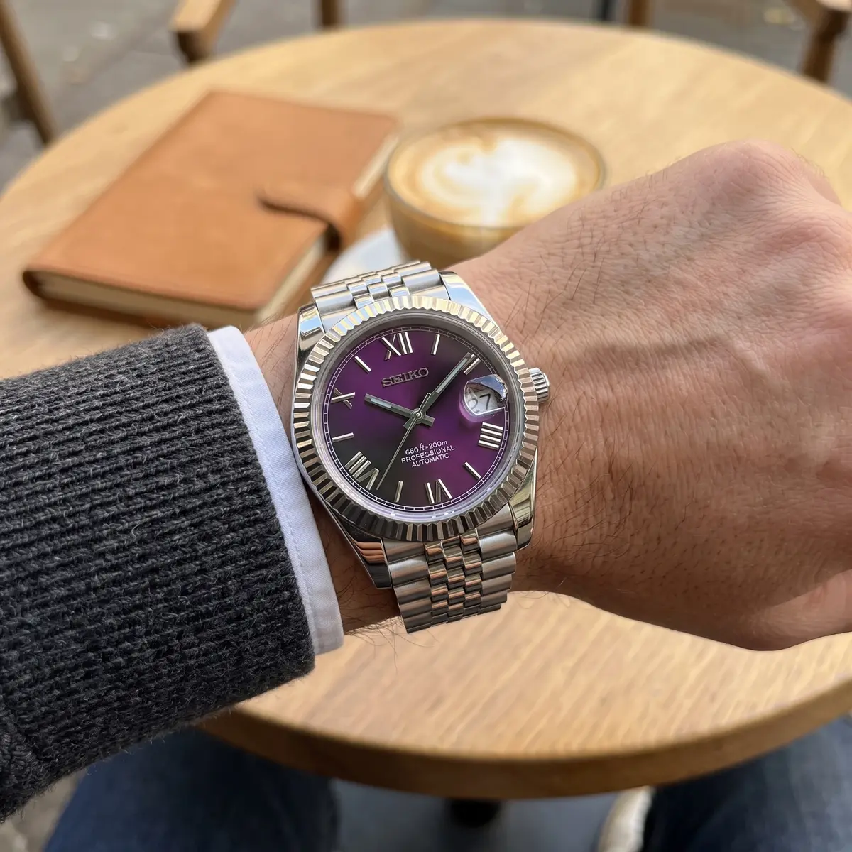 Seiko Mod Uhr DATE MOD CLASSIC MOD – PURPLE ROMAN – am Handgelenk – Wristshot – MedoMods