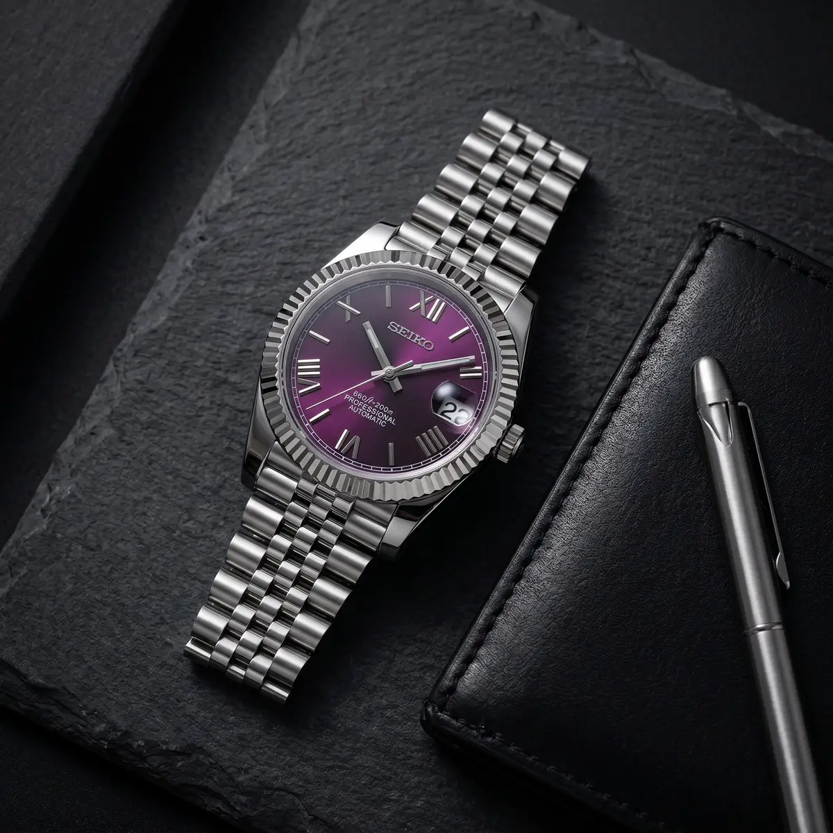 Seiko Mod Uhr DATE MOD CLASSIC MOD – PURPLE ROMAN – Flatlay auf Schiefer – MedoMods