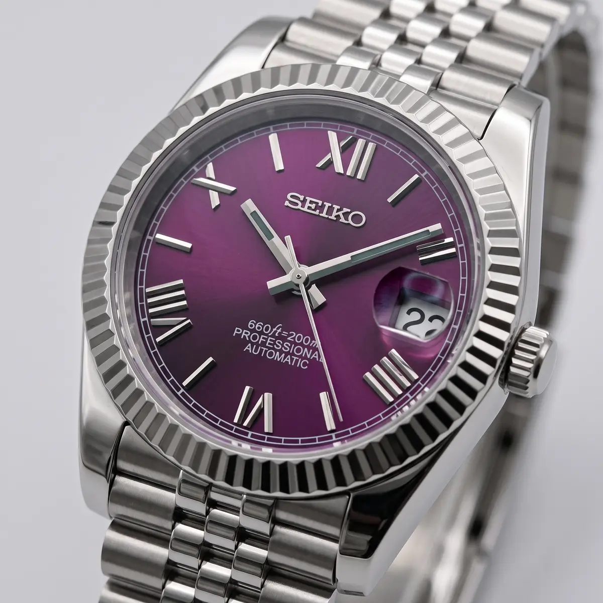 Seiko Mod Uhr DATE MOD CLASSIC MOD – PURPLE ROMAN – Zifferblatt Nahaufnahme – MedoMods