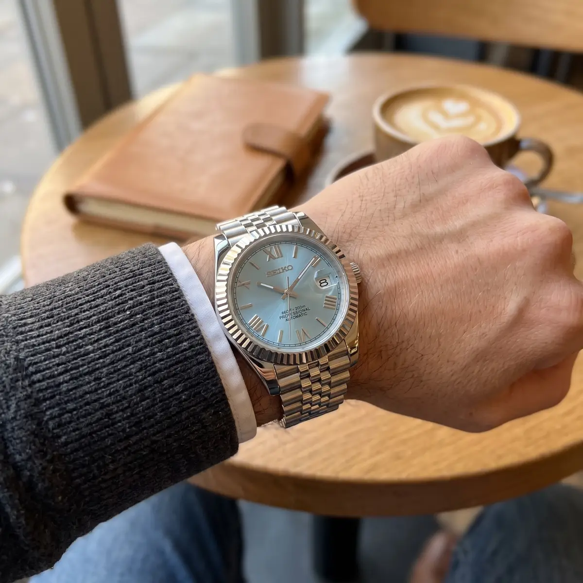 Seiko Mod Uhr DATE MOD CLASSIC MOD – HIMMELSBLAU ROMAN – am Handgelenk – Wristshot – MedoMods