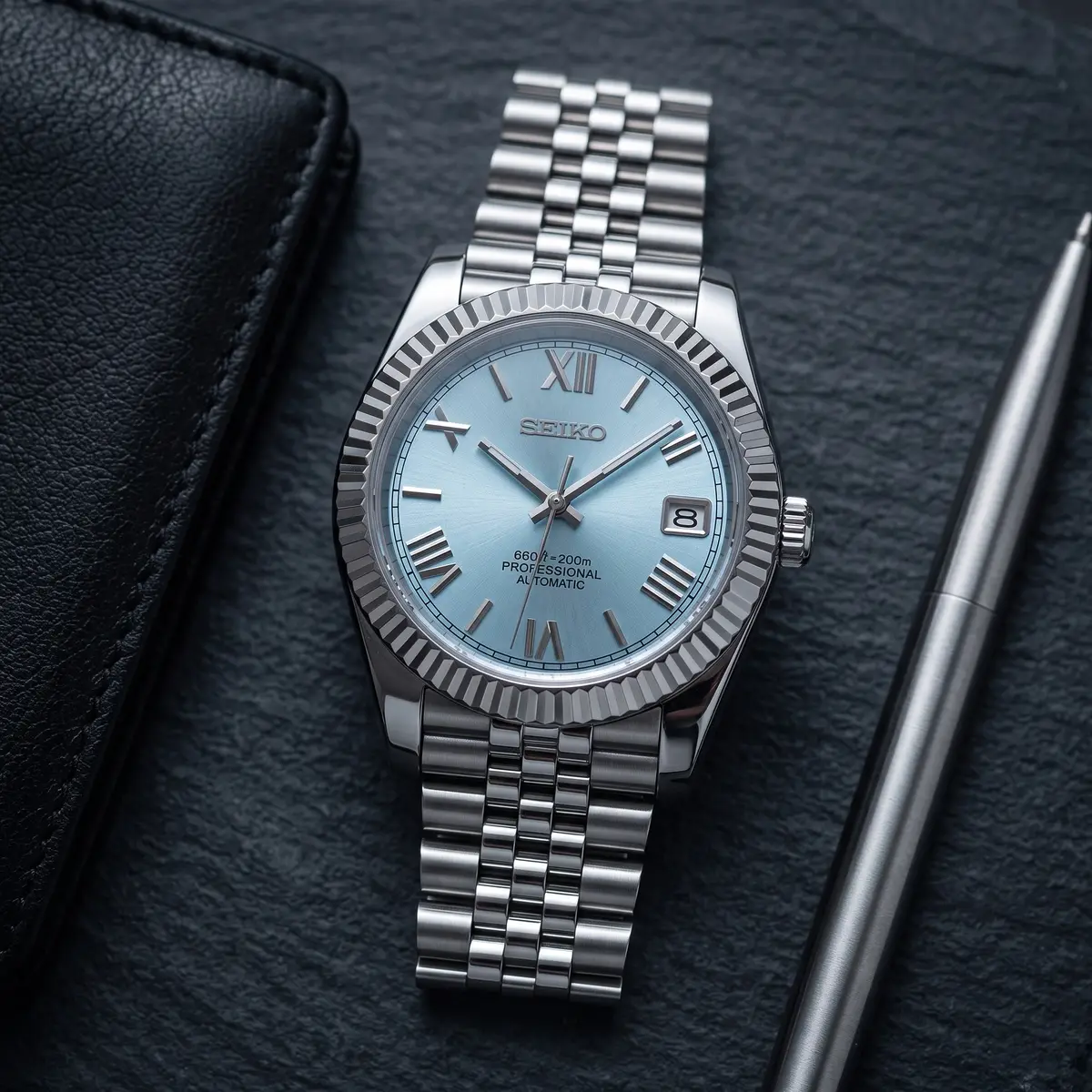 Seiko Mod Uhr DATE MOD CLASSIC MOD – HIMMELSBLAU ROMAN – Flatlay auf Schiefer – MedoMods