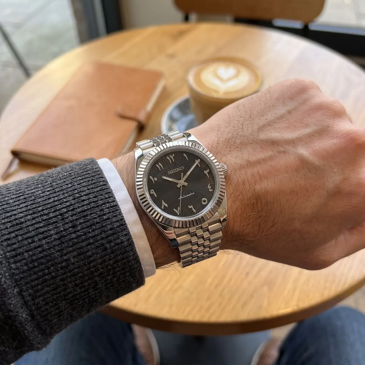 Seiko Mod Uhr DATE MOD CLASSIC MOD – STRUKTURIERTE SCHWARZE ARABISCHE ZIFFER – am Handgelenk – Wristshot – MedoMods